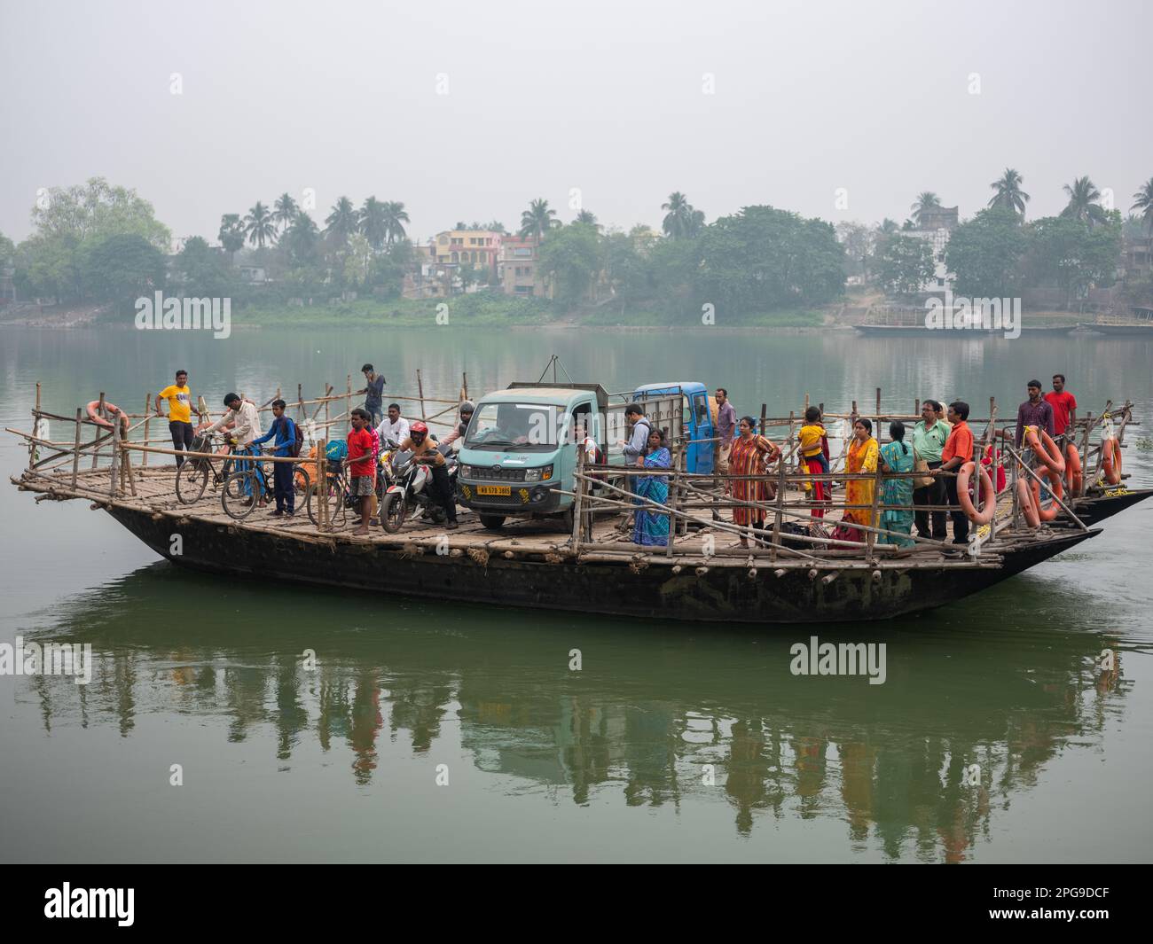 Fähre über den Fluss Bhagirathi in Murshidabad, Westbengalen, Indien. Stockfoto
