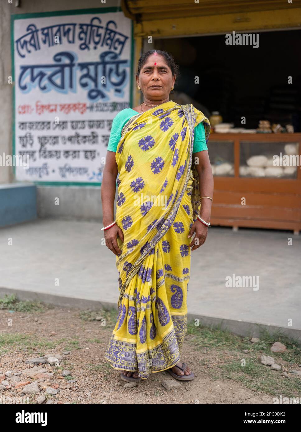 Porträt einer Inderin, die vor ihrem Geschäft steht. Murshidabad, Westbengalen, Indien. Stockfoto