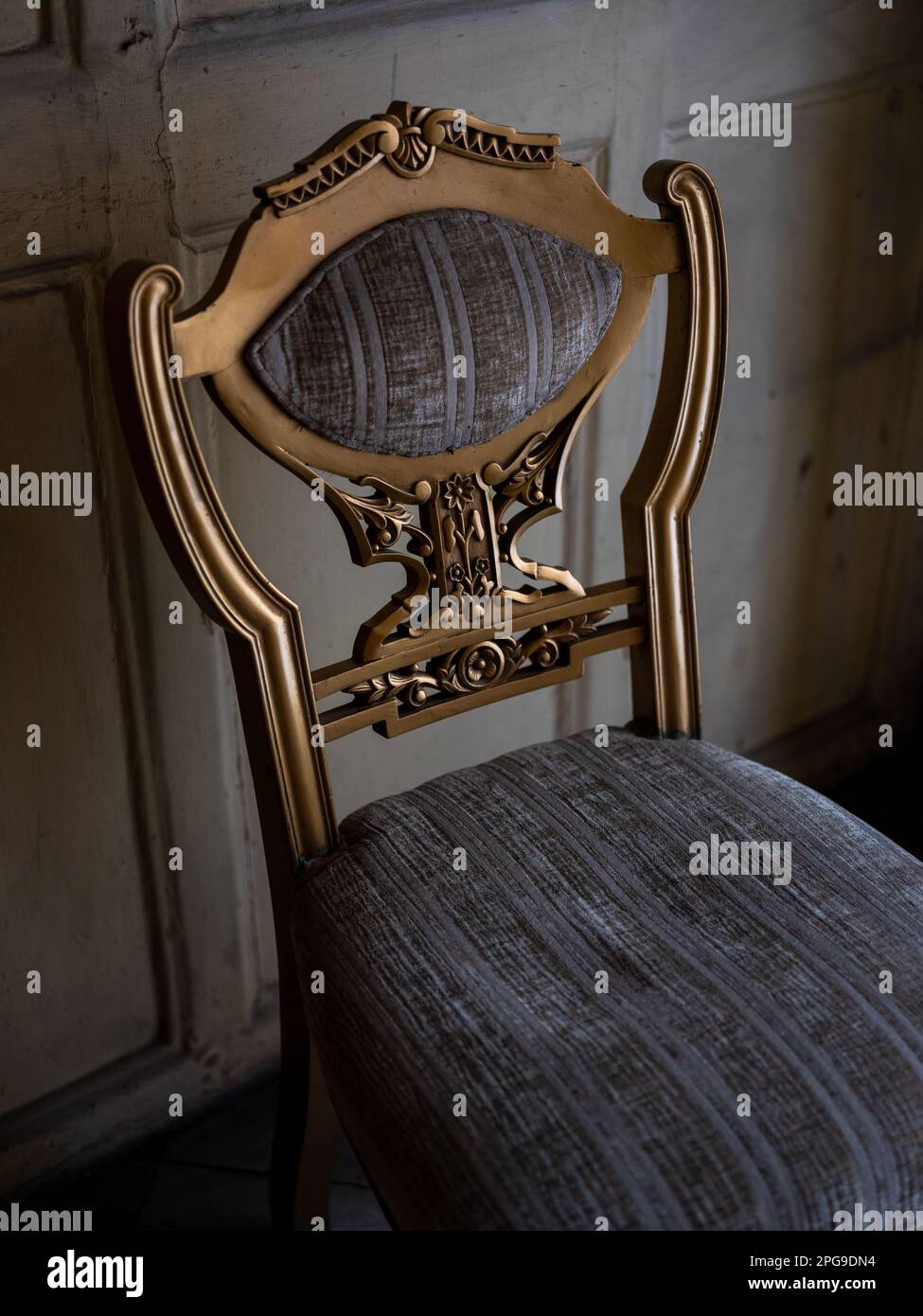 Ein kunstvoller Stuhl im Elgin Fairlawn Hotel in Kalkutta, Indien. Stockfoto