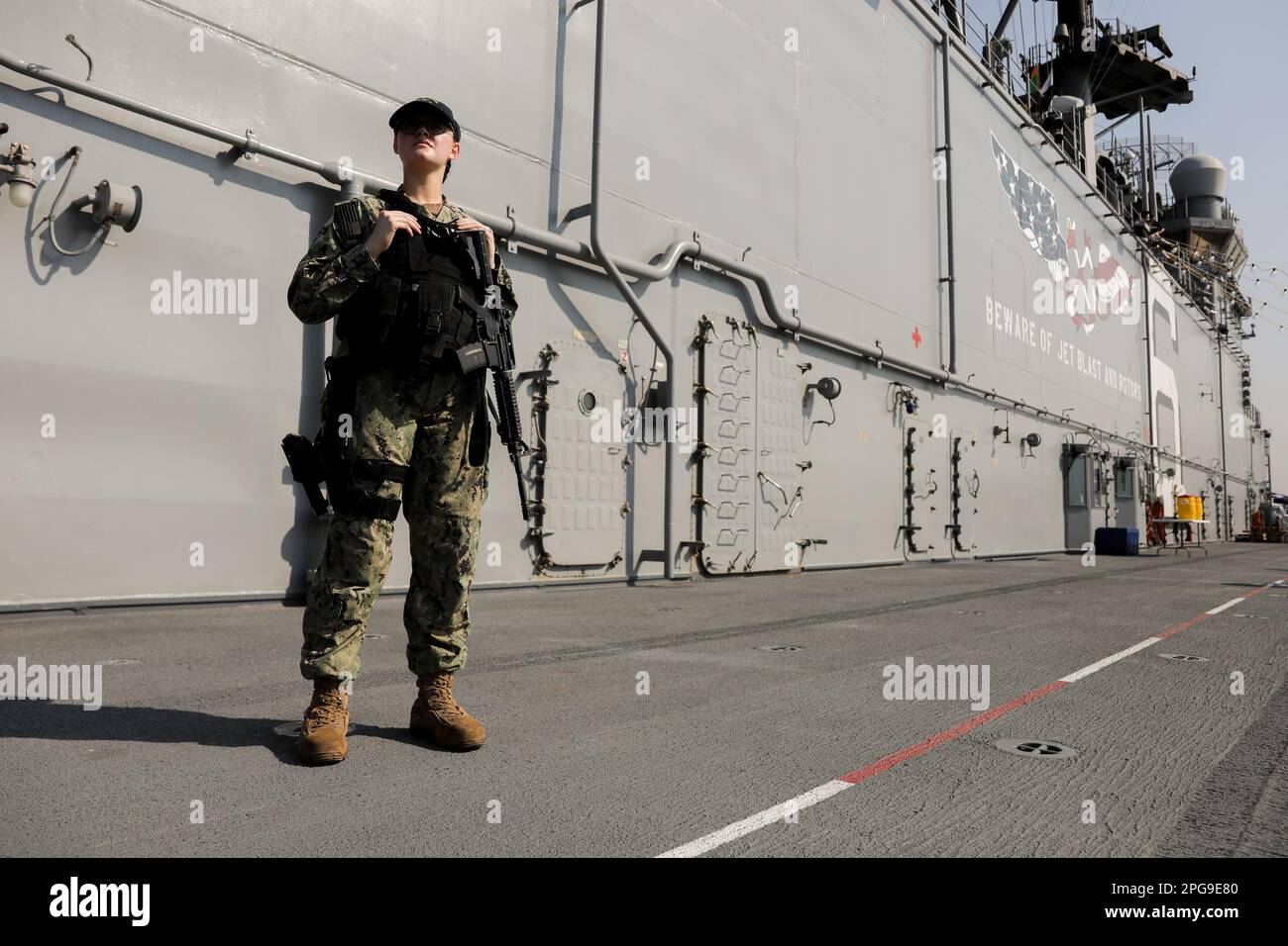 Manila, Philippinen. 21. März 2023. Ein bewaffneter Matrose der US Navy steht auf dem Flugdeck des Amphibienschiffs USS America (LH-6) bei einem Hafenbesuch in Manila, Philippinen. 21. März 2023. Das amerikanische Kriegsschiff befindet sich derzeit auf einer Routinemission, die mit seinen Verbündeten und Partnern zur Erhaltung einer freien und offenen Region des Indisch-Pazifiks operiert. Die USS America kam in das Land, um einen Hafen anzulaufen, im Vorfeld der jährlichen balikatanischen oder „Houlder-to-Schulter“-Übungen, an denen US-Streitkräfte und philippinische Streitkräfte beteiligt sind. (Kreditbild: © Basilio Sepe/ZUMA Press Wire) NUR REDAKTIONELLE VERWENDUNG! Nicht für Commer Stockfoto
