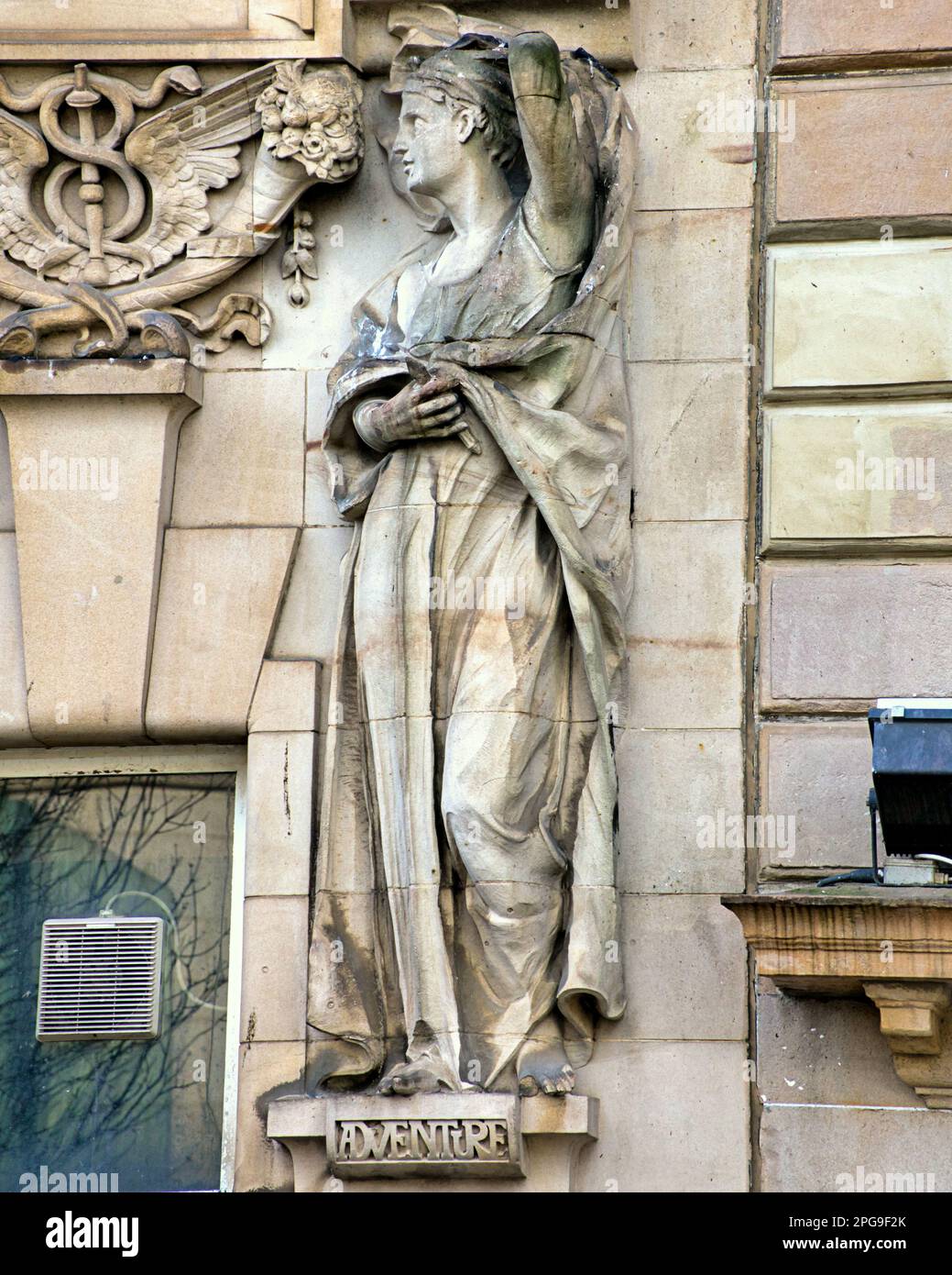 Eine von vier Skulpturen der Allegorien das Allegory des Abenteuers von Phyllis Archibald auf einem alten Bankgebäude am St. enoch Square Glasgow, Großbritannien Stockfoto