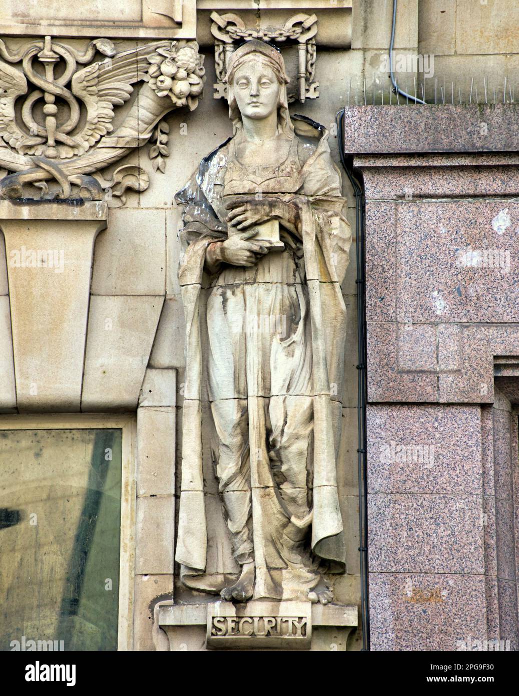Eine von vier Skulpturen der Allegorien das Allegory of Security von Phyllis Archibald auf einem alten Bankgebäude am St. enoch Square in Glasgow, Großbritannien Stockfoto