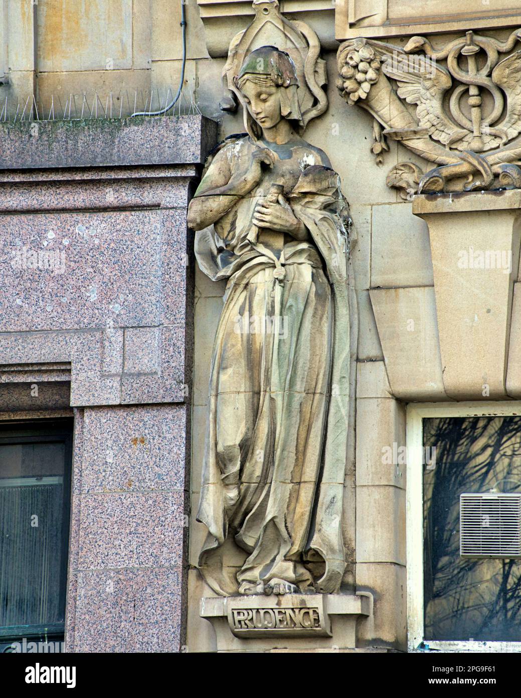 Eine von vier Skulpturen der Allegorien das Allegory of Prudence von Phyllis Archibald auf einem alten Bankgebäude am St. enoch Square in Glasgow, Großbritannien Stockfoto