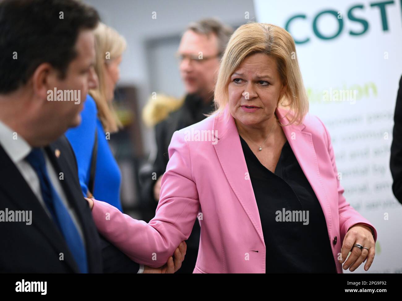 Toronto, Kanada. 21. März 2023. Nancy Faeser (SPD, r), Bundesministerin für Inneres und Inneres, und Hubertus Heil (SPD), Bundesministerin für Arbeit und Soziales, während eines Besuchs bei DER EINWANDERUNGSBEHÖRDE COSTI, die Dienstleistungen für die Integration von Einwanderern erbringt. Ziel der Reise ist es, Gespräche mit den für Arbeitsmarktpolitik, Einwanderung und öffentliche Sicherheit zuständigen Ministern zu führen. Das Thema wird die Einstellung qualifizierter Arbeitskräfte sein. Kredit: Britta Pedersen/dpa/Alamy Live News Stockfoto