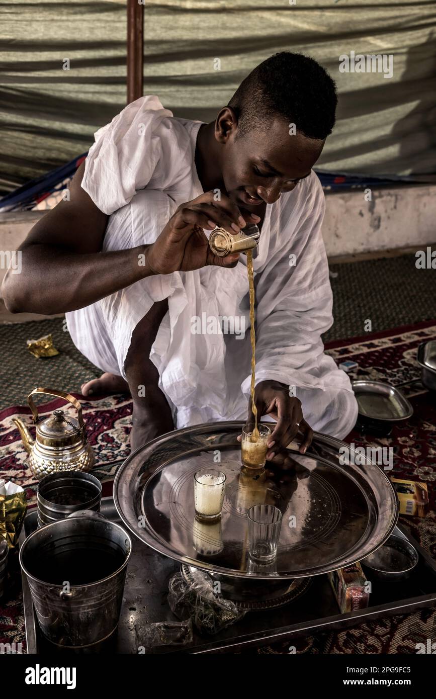 Die traditionelle Teezeremonie ist Teil des kulturellen Erbes in Boutilimit, Mauretanien, und wird täglich und häufig durchgeführt. Stockfoto