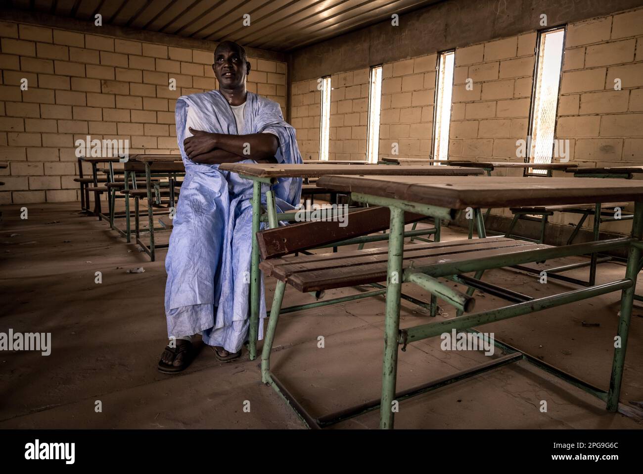 Brahim Ramdhane im Klassenzimmer seines ehemaligen Colleges in Boutilimit in Mauretanien. Der ehemalige Sklave und Gründer seiner NGO Sahel Fondation besucht seine Familie jedes Wochenende in Boutilimit, wo er sich als Teenager von der Sklaverei befreite und zur Schule ging. Heute kämpft er gegen die Unterdrückung seines Haratin-Stammes und für faire Bildungsmöglichkeiten. Stockfoto