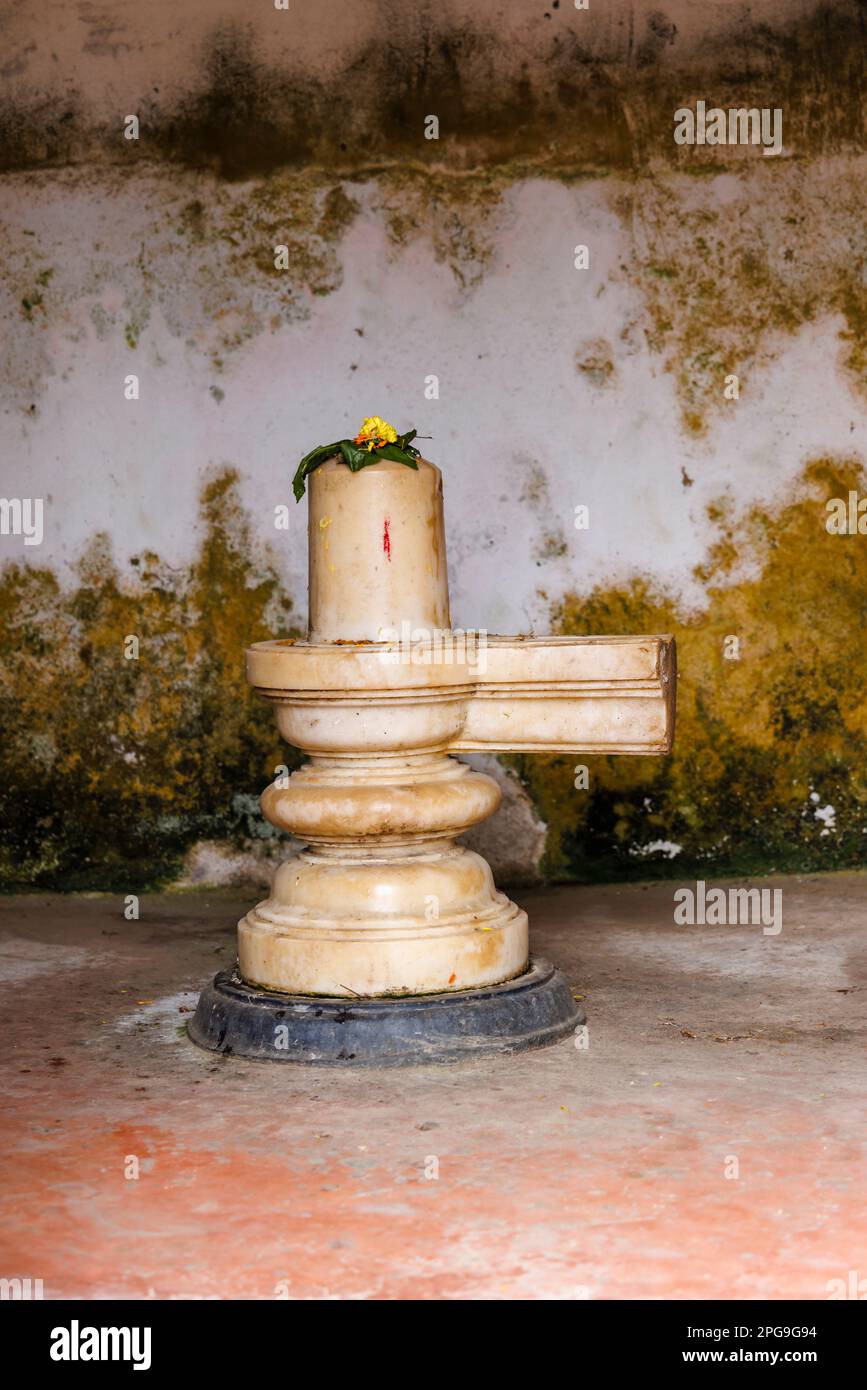Altar in einem Tempel im hinduistischen Kreis Nava Kailash oder 108 Shiv Mandirs in Kalna oder Ambika Kalna, Purba Bardhaman District in Westbengalen, Indien Stockfoto