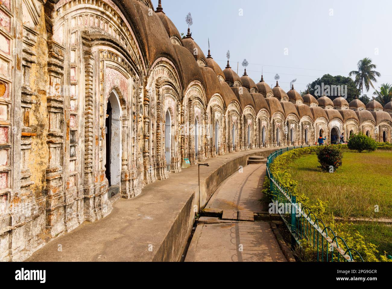 Die berühmte hinduistische kreisförmige Nava Kailash oder 108 Shiv Mandirs in Kalna oder Ambika Kalna, eine Stadt im Purba Bardhaman District in Westbengalen, Indien Stockfoto