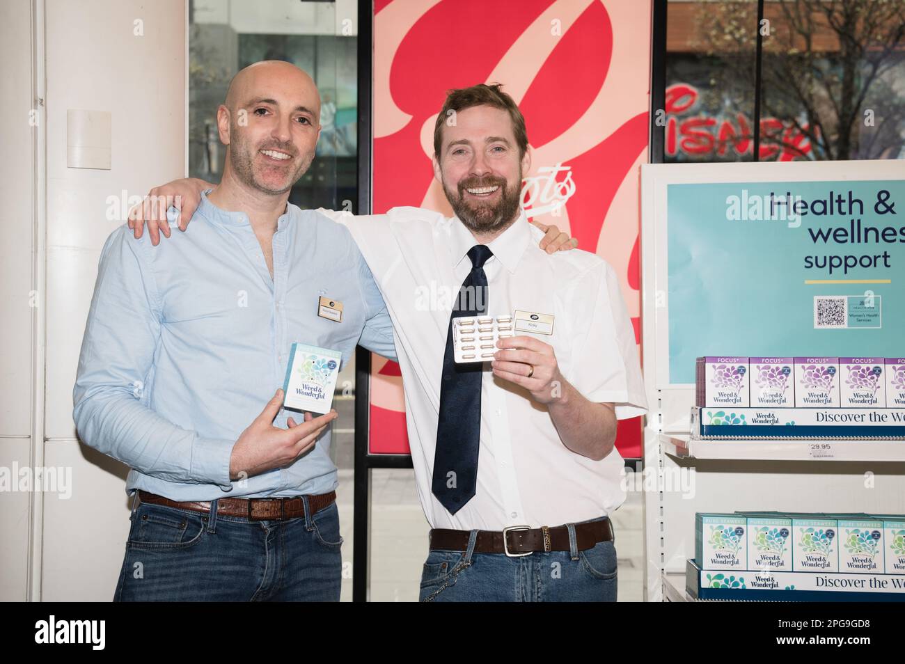 London, Großbritannien. 21. März 2023 Von links bringen Doktor Craig Rose und Kaiser Chiefs Ricky Wilson Weed&Wonderful Supplements in Boots Stores auf den Markt. Cristina Massei/Alamy Live News Stockfoto