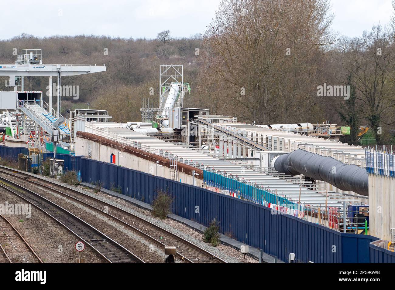 West Ruislip, Großbritannien. 21. März 2023. HS2 Ölteppich wird auf dem