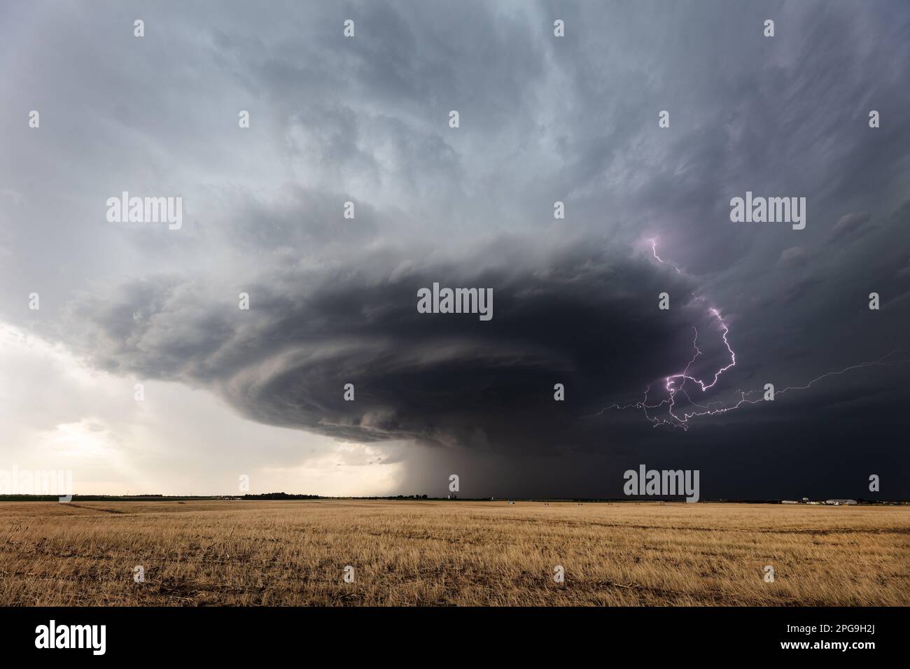 Supercell stürmt über ein Feld während eines schweren Wetterausbruchs in der Nähe von Greensburg, Kansas Stockfoto