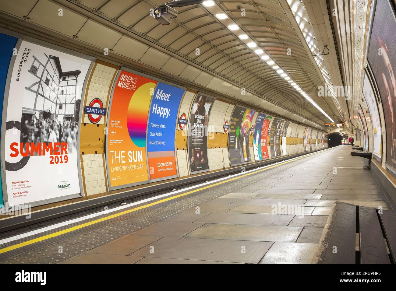 London, Großbritannien - 15. Januar 2023 - leerer Bahnsteig an der Londoner U-Bahnstation Gants Hill Stockfoto