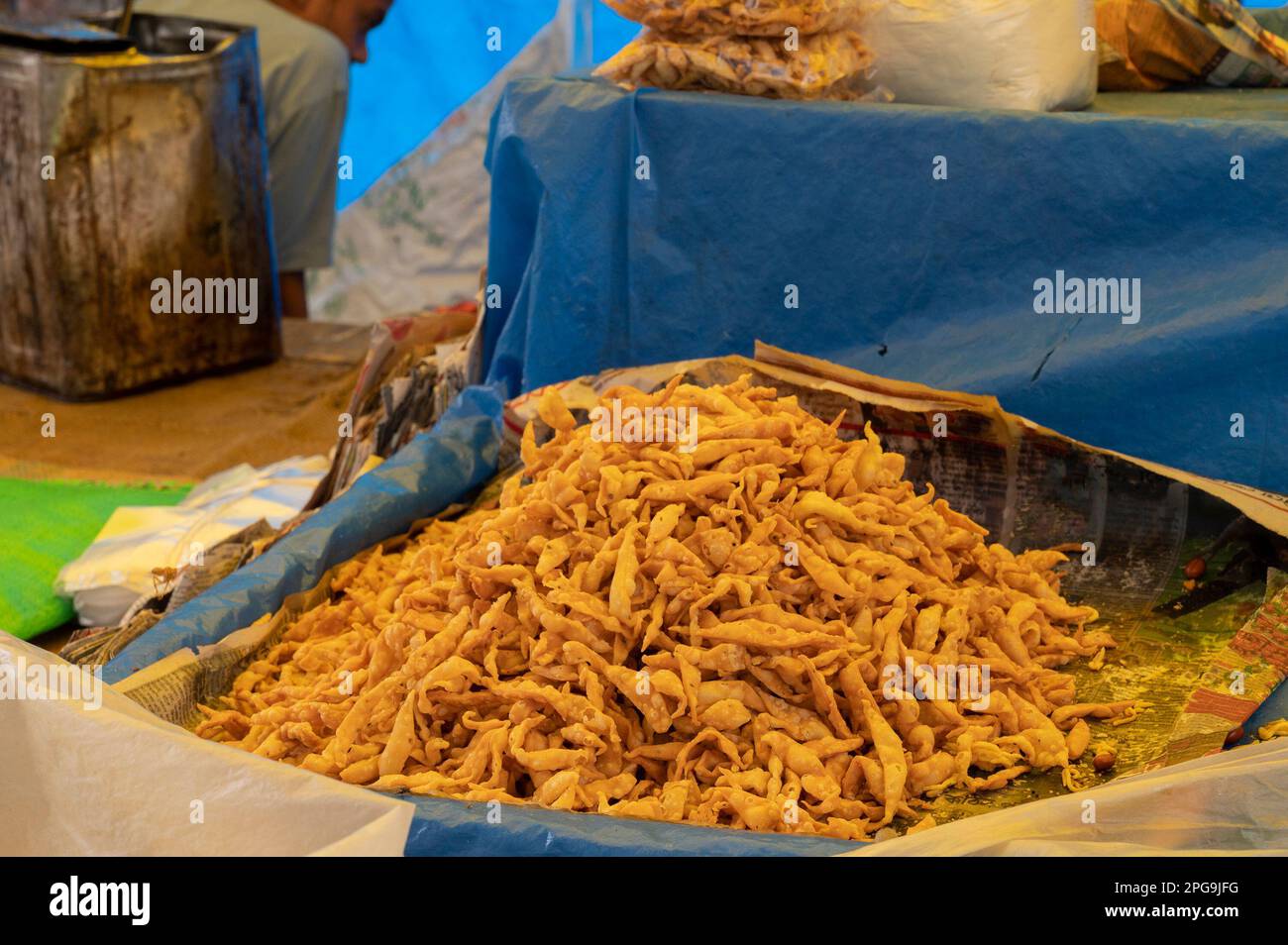 Nimki, ein weithin beliebtes, würziges indisches spritziges Essen, wird an einem Imbissstand am Straßenrand zubereitet. Howrah, Westbengalen, Indien. Stockfoto