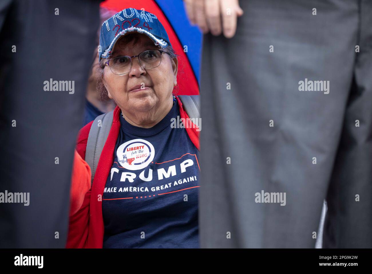 Austin Texas USA, März 21 2023: Ein Trump-Fan hört als Republikaner Texas Gov zu. Greg Abbott (nicht abgebildet) berichtet von einer Kundgebung für die „coole Wahl“ für eine Menschenmenge von etwa 150 Personen auf den nördlichen Stufen des Texas Capitol. Republikanische Gesetzgeber haben wiederholt versucht, Maßnahmen zu verabschieden, die öffentliche Bildungsgelder zur Finanzierung von Gutscheinen verwenden würden, die Eltern nutzen würden, um öffentliche Schulen in Texas für private Bildung zu umgehen. Kredit: Bob Daemmrich/Alamy Live News Stockfoto