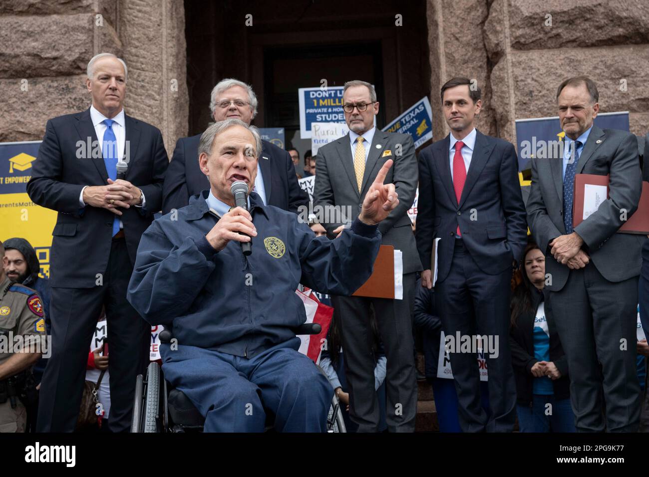 Texanische Regierung. Greg Abbott berichtet von einer Kundgebung für die „coole Wahl“ für eine Menschenmenge von etwa 150 Personen auf den nördlichen Stufen des Texas Capitol. Republikanische Gesetzgeber haben wiederholt versucht, Maßnahmen zu verabschieden, die öffentliche Bildungsgelder zur Finanzierung von Gutscheinen verwenden würden, die Eltern nutzen würden, um öffentliche Schulen in Texas für private Bildung zu umgehen. Hinter Abbott stehen republikanische Gesetzgeber, Außenminister JAMES FRANK, Senor PAUL BETTENCOURT, Senator KEVIN SPARKS, Senator MAYES MIDDLETON und Rep. STEVE TOTH. Kredit: Bob Daemmrich/Alamy Live News Stockfoto