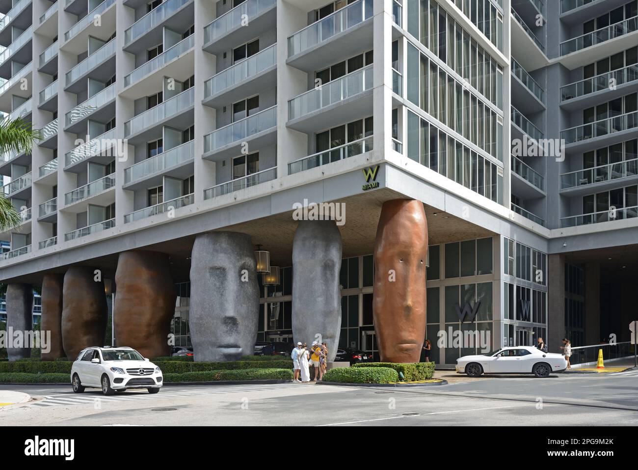 Icon Brickell Ferienwohnungen mit hundert atemberaubenden Säulen, die nach den MAOI-Strukturen der Osterinsel am sonnigen Wintertag modelliert wurden. Miami, Florida Stockfoto