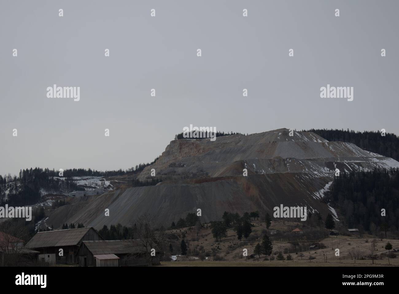 Kleines Bergbaudorf und Tagebau Stockfoto