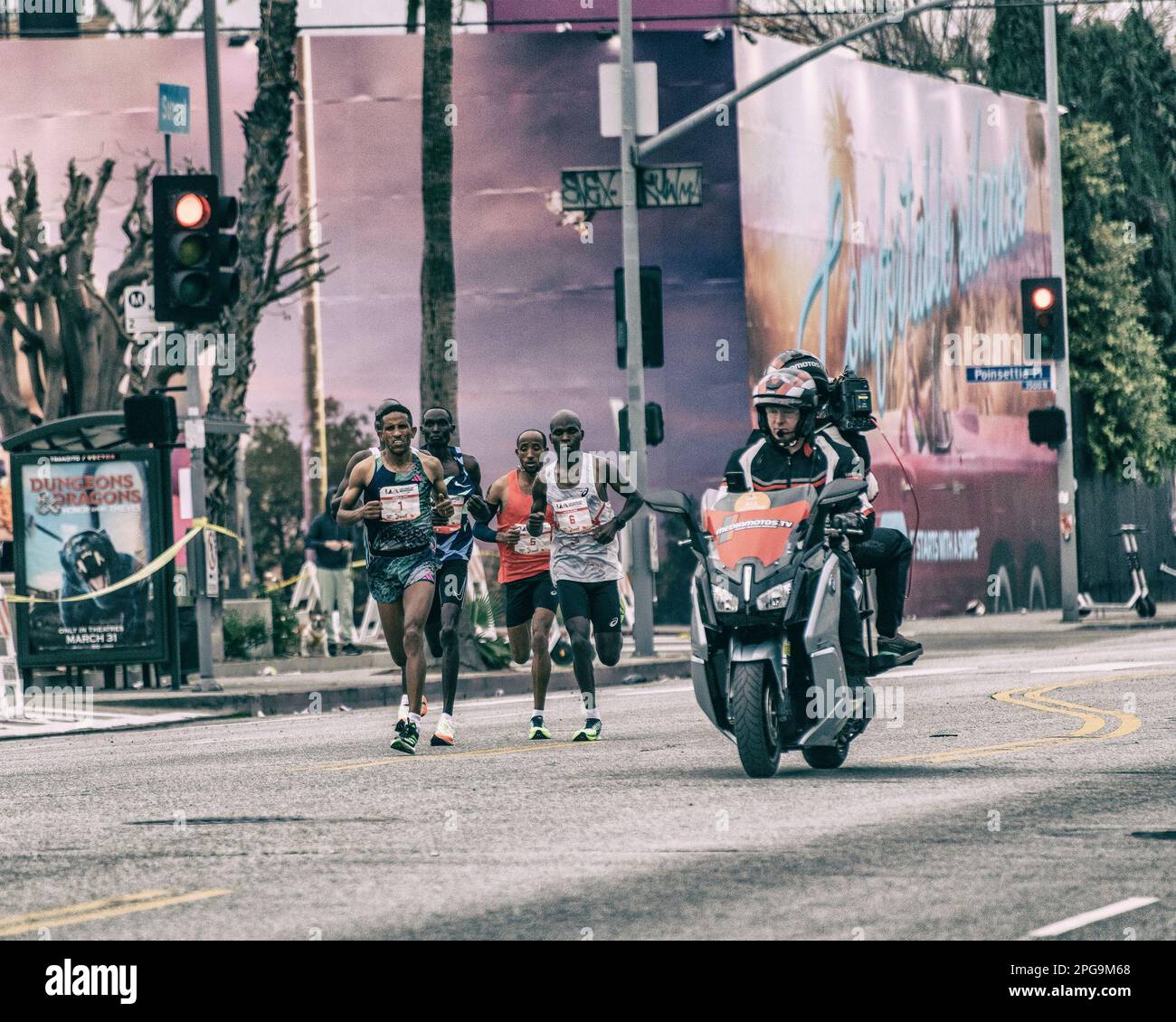 19. März 2023, Los Angeles, CA, USA: Leadläufer der Männer begeben sich beim alljährlichen Los Angeles Marathon 38. in Los Angeles auf den Sunset Boulevard. Stockfoto