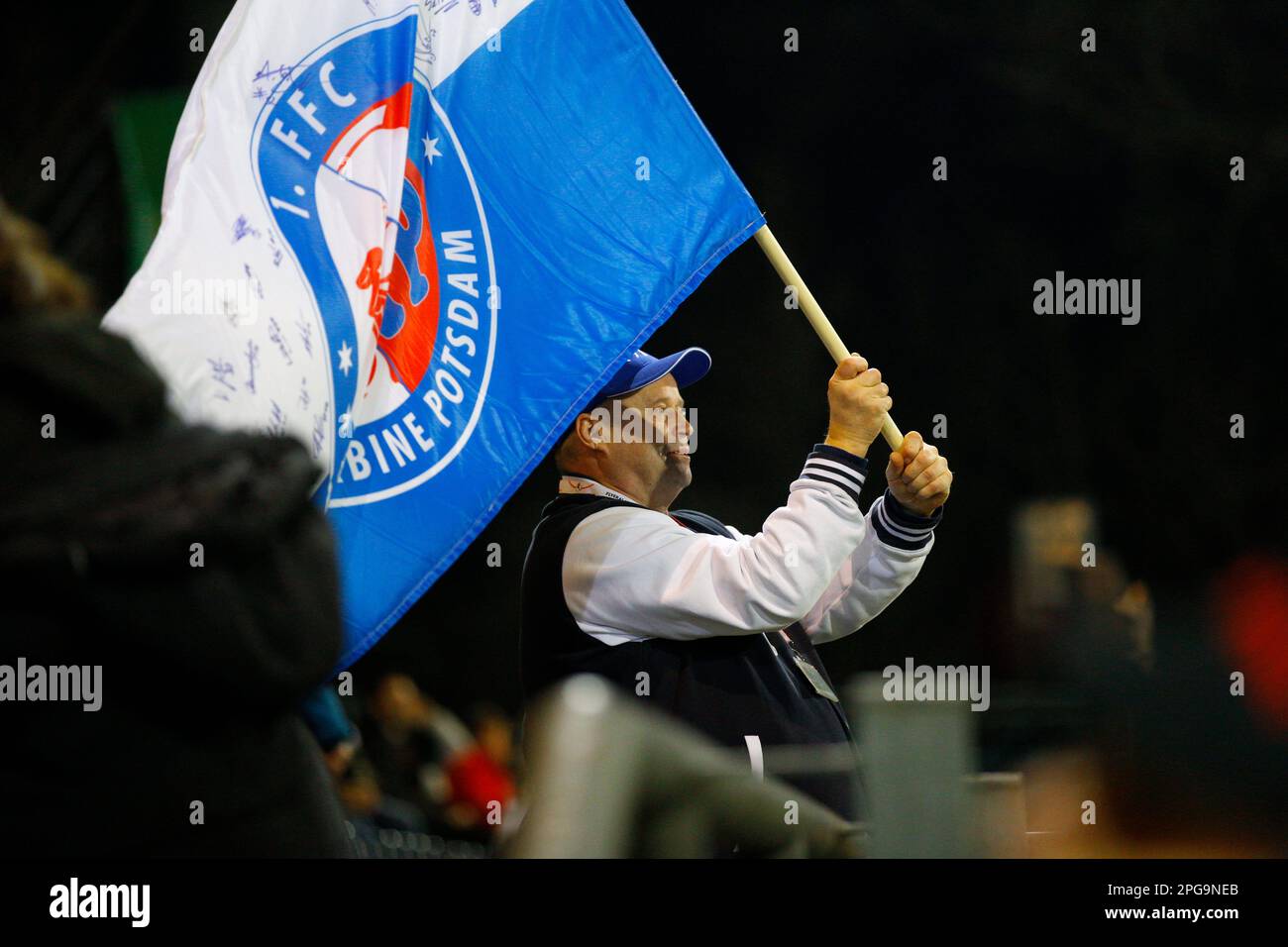 Potsdam, Deutschland, 21. März 2023. 1. FFC Turbine Potsdam Fans während des Spiels zwischen 1. FFC Turbine Potsdam vs. 1. FC Köln (1. FC Köln), Spieltag 14 (Spieltag 14), Flyeralarm Frauen Bundesliga 2022/23, Karl-Liebknecht-Stadion, Potsdam, Deutschland, 21. März, 2023. Iñaki Esnaola Stockfoto