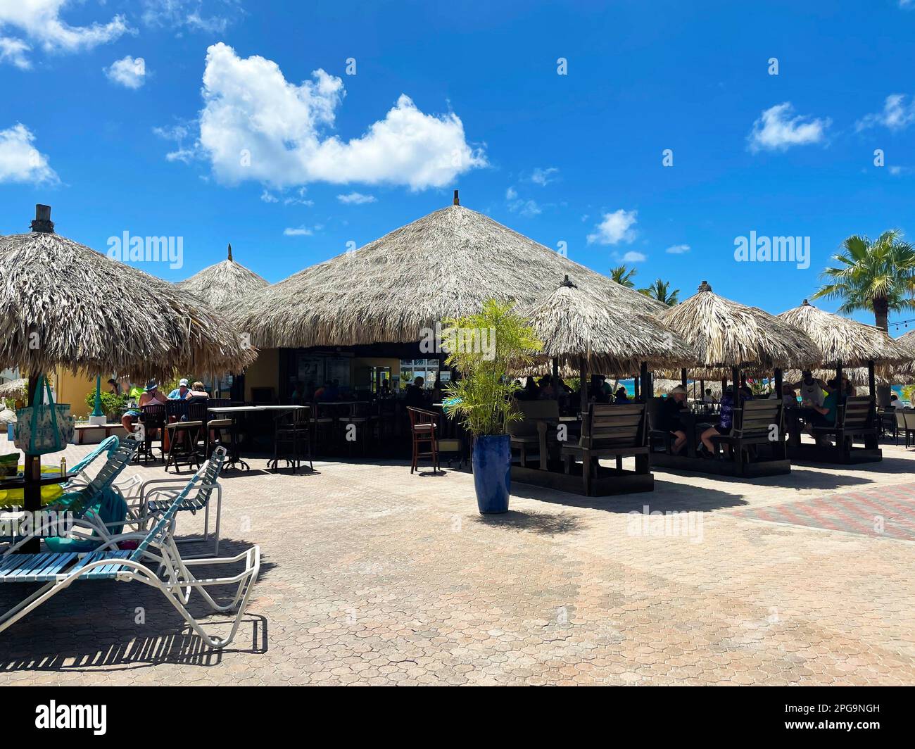 Eagle Beach, Oranjestad, Aruba - 9. März 2022. Gäste essen in einem Restaurant im Freien in einem Resort in Aruba. Stockfoto