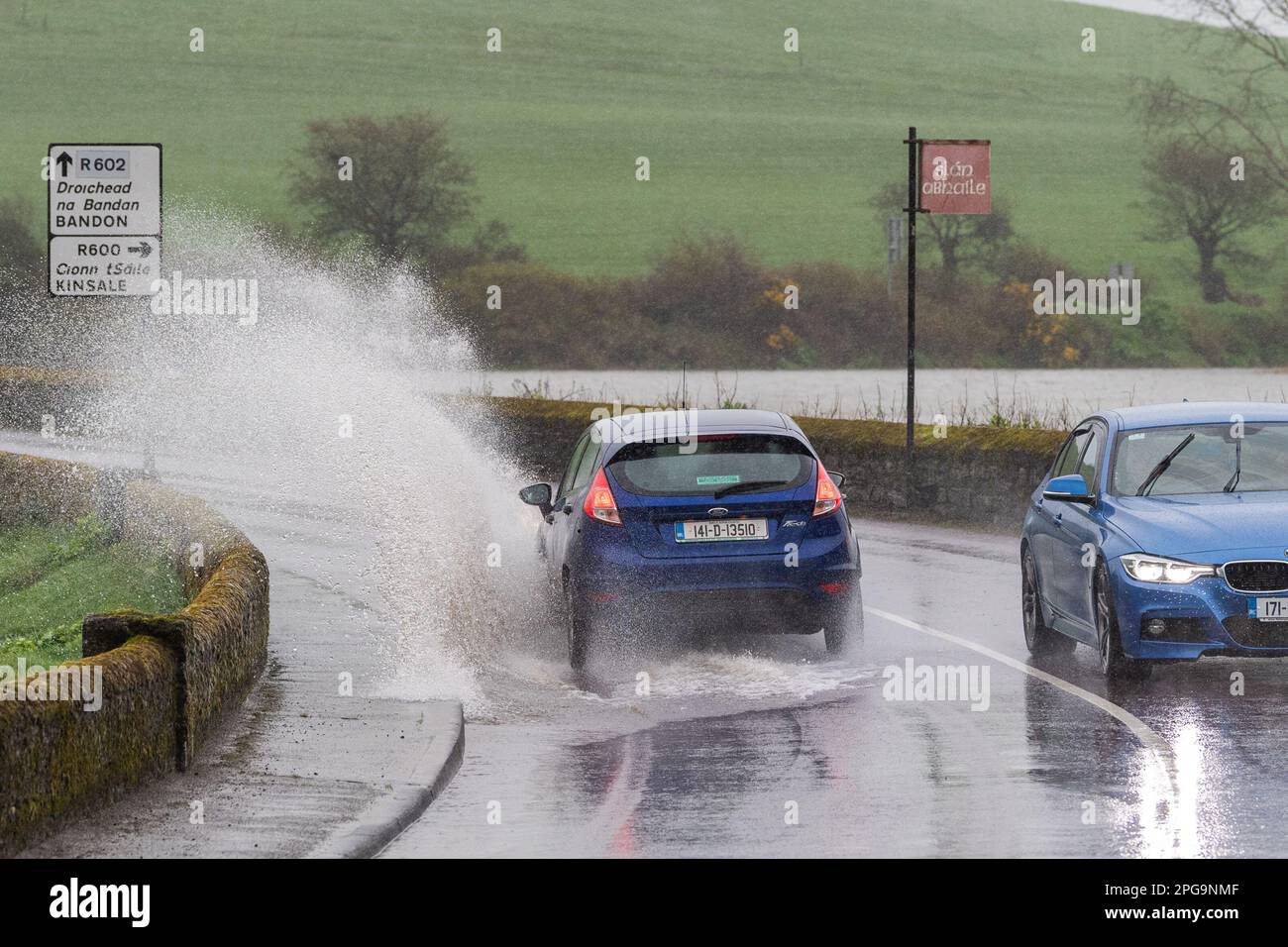 Timoleague, West Cork, Irland. 21. März 2023. Die Straßen in West Cork überfluteten heute nach 24 Stunden unaufhörlichen Regens und einer astronomischen Flut. Der Regen wird die ganze Nacht andauern, was morgen früh bei Flut zu weiteren Überschwemmungen führen wird. Kredit: AG News/Alamy Live News Stockfoto