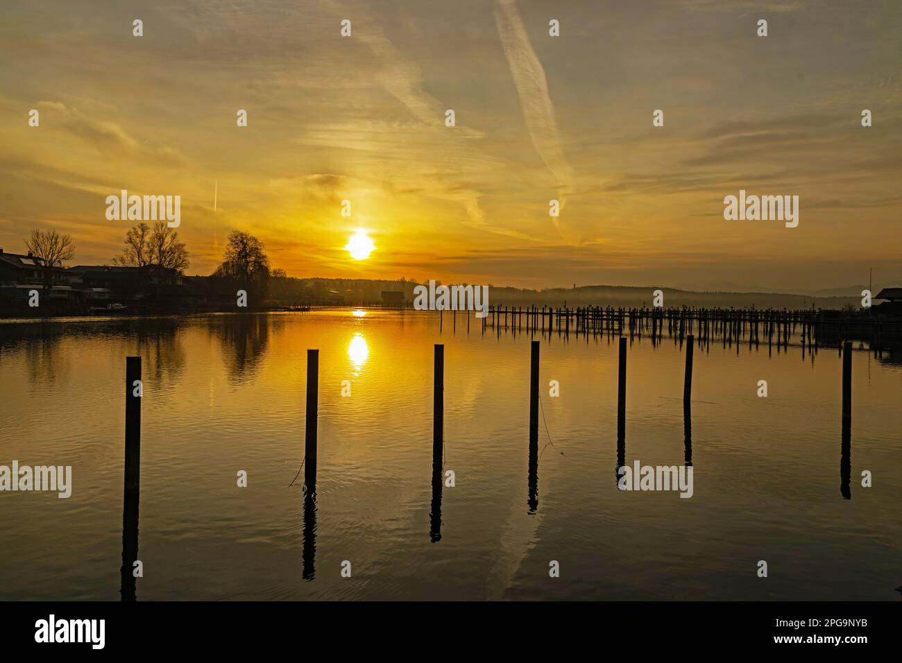 Blick über den Chiemsee bei Sonnenuntergang Stockfoto