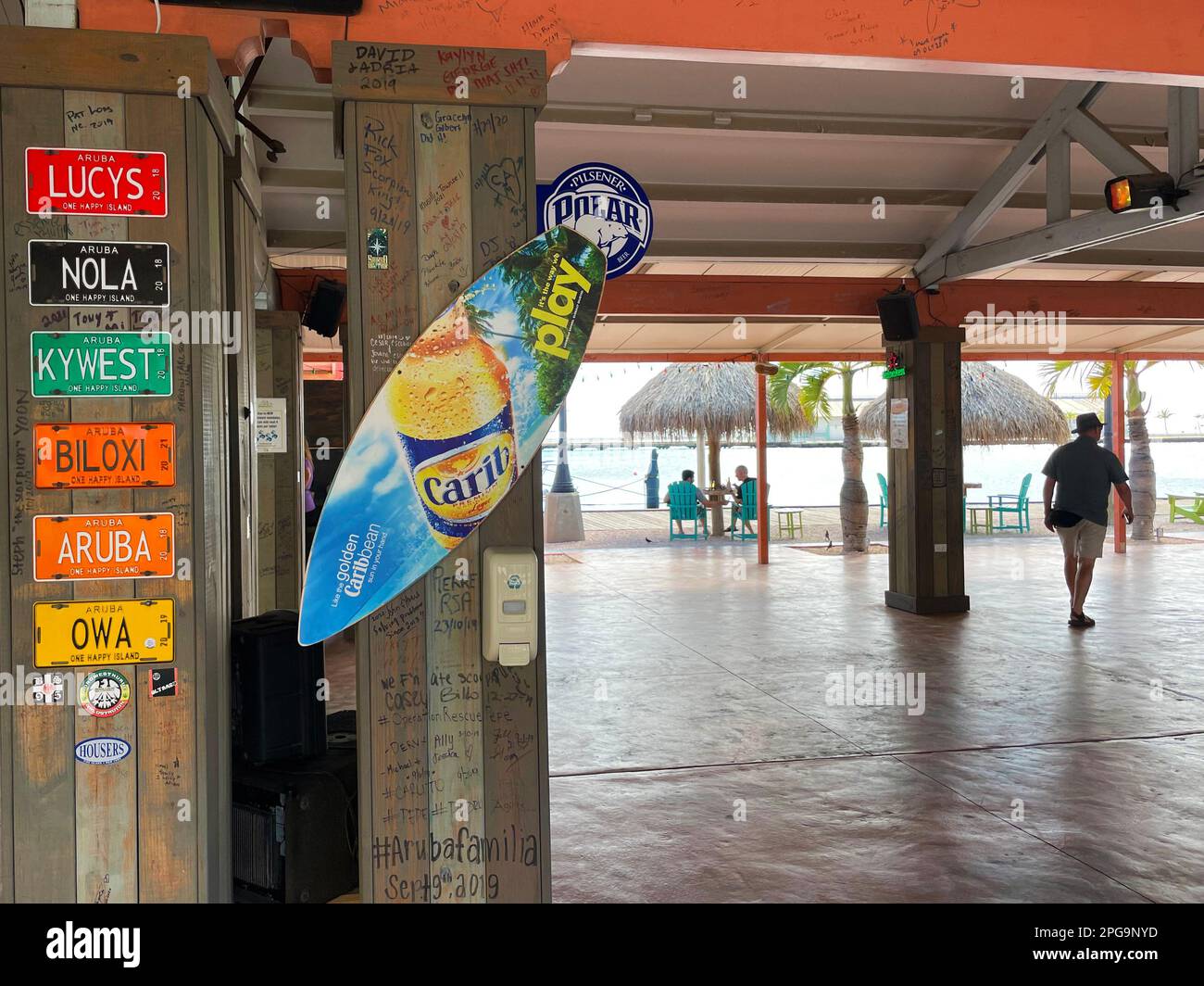 Oranjestad, Aruba - 9. März 2022. Eine Open-Air-Bar am Hafen Stockfoto