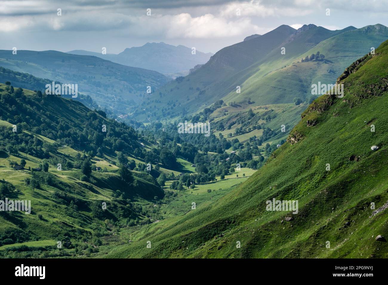Wunderschöne Aussicht auf das grüne Tal in den Bergen, Valles Pasiegos, Kantabrien, Spanien Stockfoto
