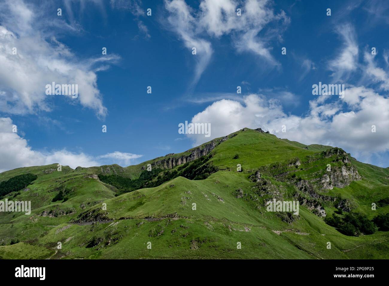 Grüne Landschaft in den kantabrischen Bergen Stockfoto