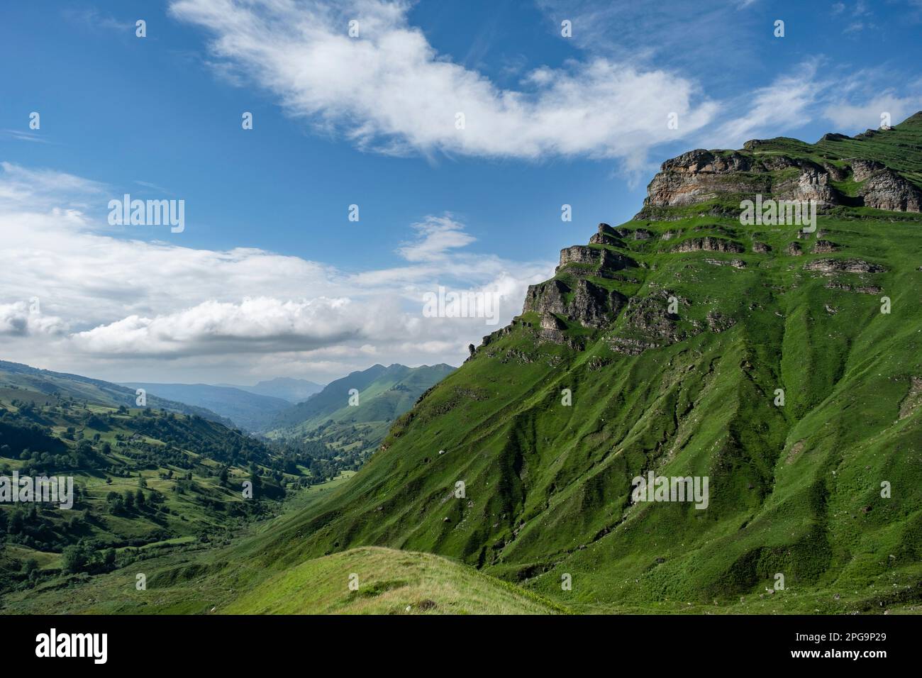Wunderschöne Aussicht auf das grüne Tal in den Bergen von Kantabrien, Spanien Stockfoto