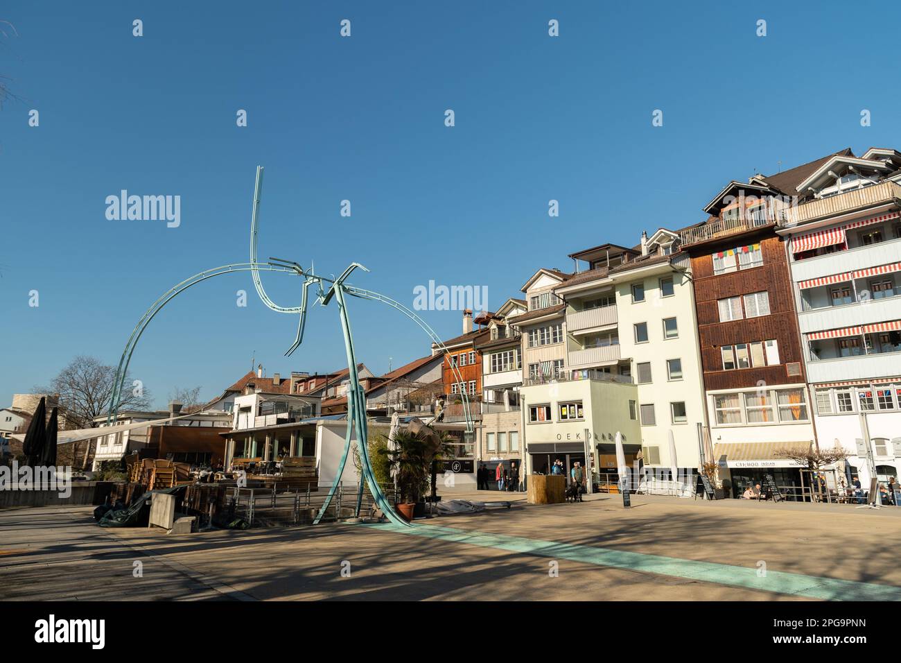 Thun, Schweiz, 13. Februar 2023 Moderne Architektur und schöne Plätze im Stadtzentrum Stockfoto