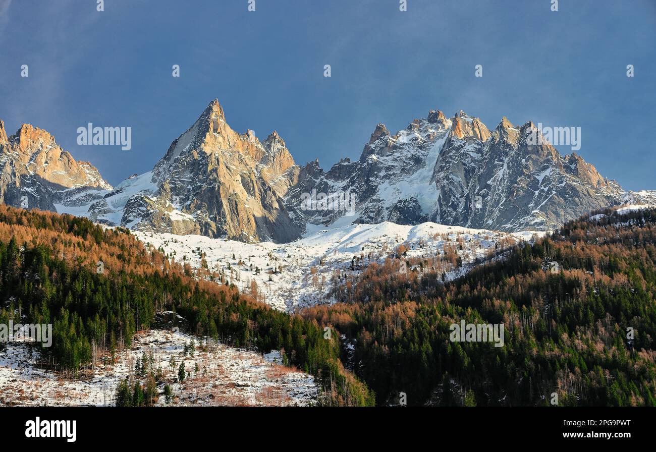 Blick auf das Mont Blanc-Massiv auf dem Gletscher Mer de Glace. Französische Alpen, Europa. Stockfoto