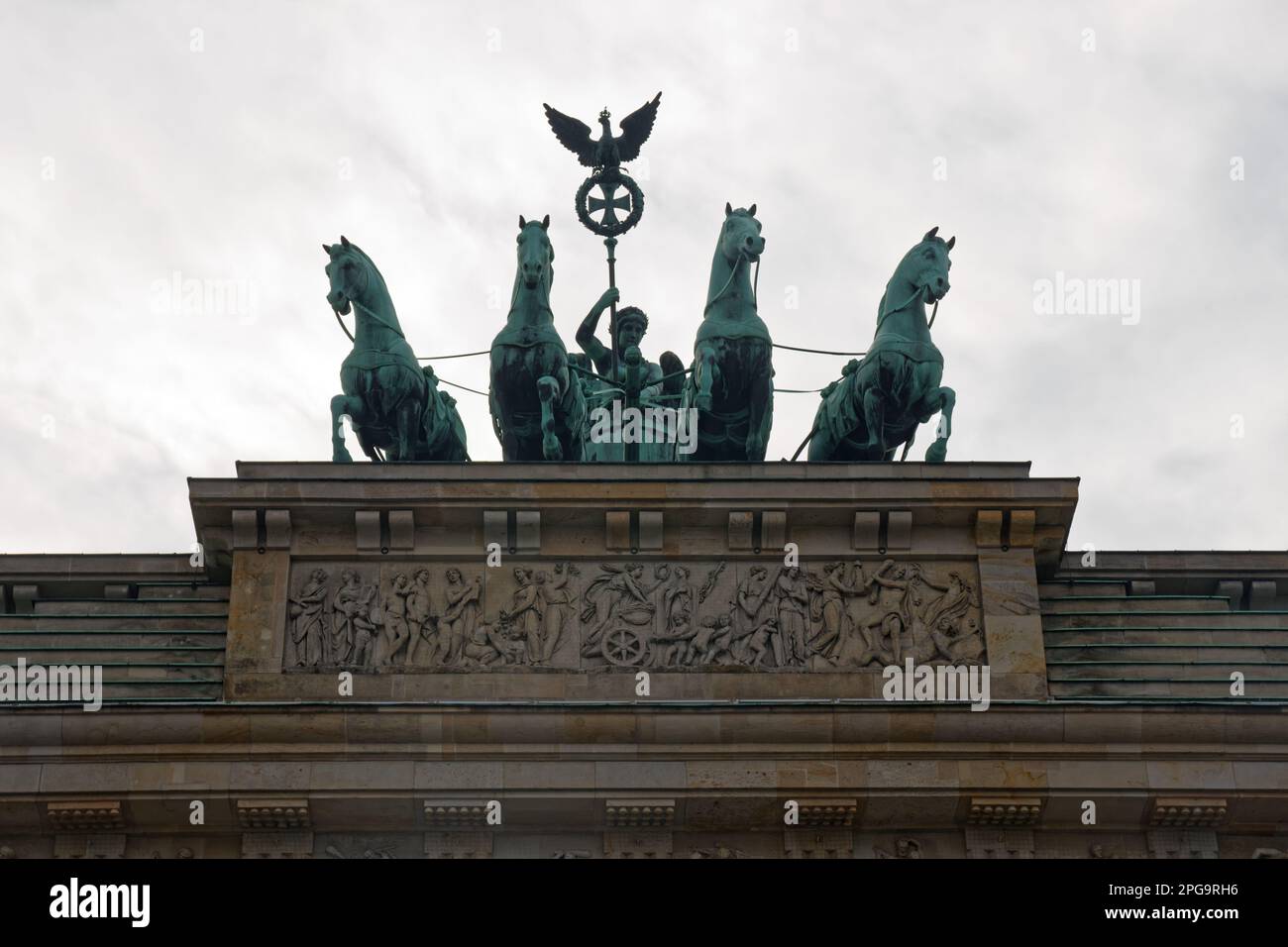 Die Skulptur auf dem Brandenburger Tor zeigt einen Wagen, der von
