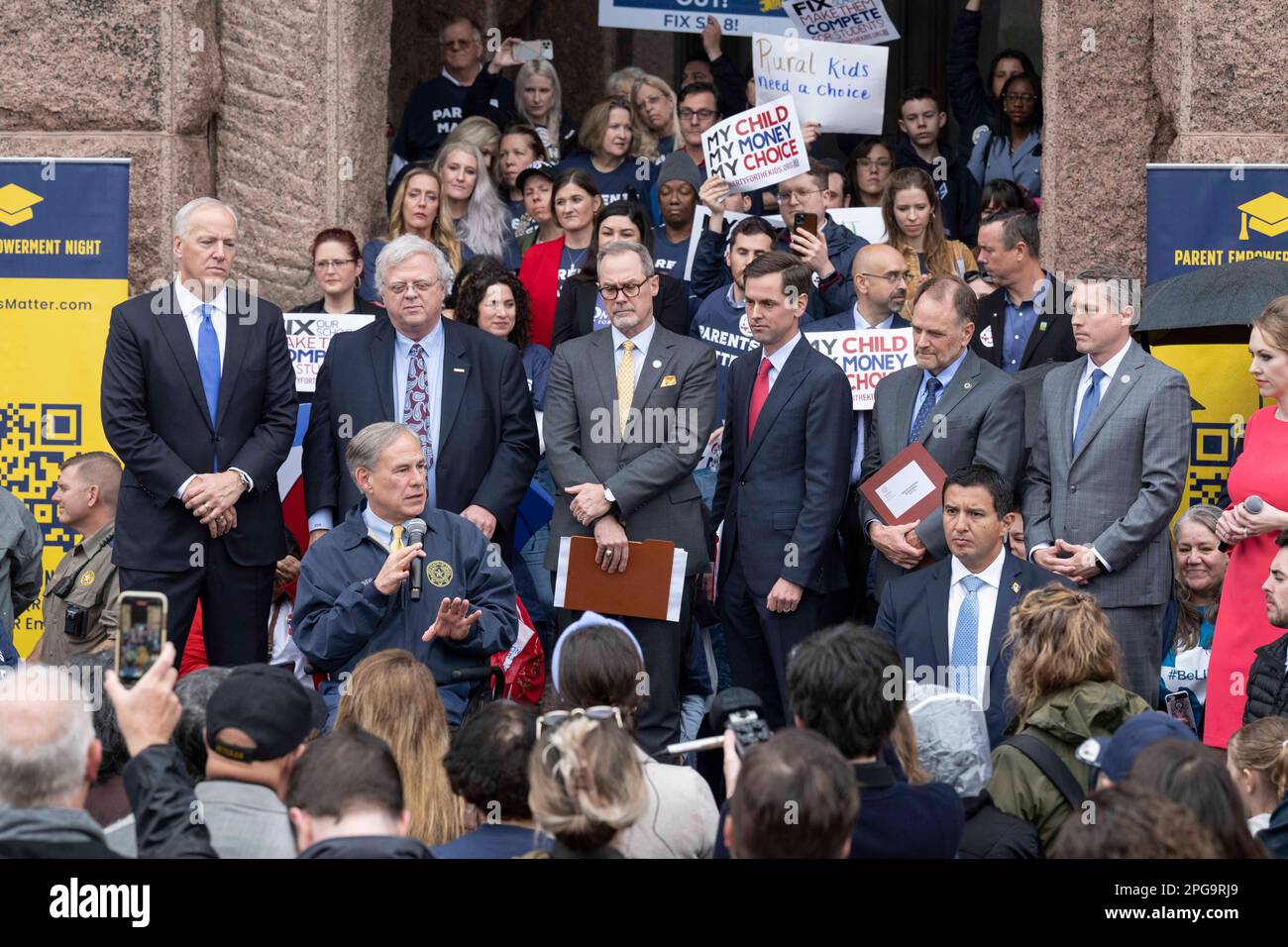 Austin, Texas, USA. 20. März 2023. Republikanische Regierung In Texas. GREG ABBOTT schreibt eine Kundgebung für „coole Choice“ für eine Menschenmenge von etwa 150 Personen auf den nördlichen Stufen des Texas Capitol. Republikanische Gesetzgeber haben wiederholt versucht, Maßnahmen zu verabschieden, die öffentliche Bildungsgelder zur Finanzierung von Gutscheinen verwenden würden, die Eltern nutzen würden, um öffentliche Schulen in Texas für private Bildung zu umgehen. Hinter Abbott stehen Rep. JAMES FRANK, Senatoren PAUL BETTENCOURT, KEVIN SPARKS und MAYES MIDDLETON, Vertreter STEVE TOTH und BRIAN HARRISON. (Kreditbild: © Bob Daemmrich/ZUMA Press Wire) NUR REDAKTIONELLE VERWENDUNG! Nicht für Co Stockfoto