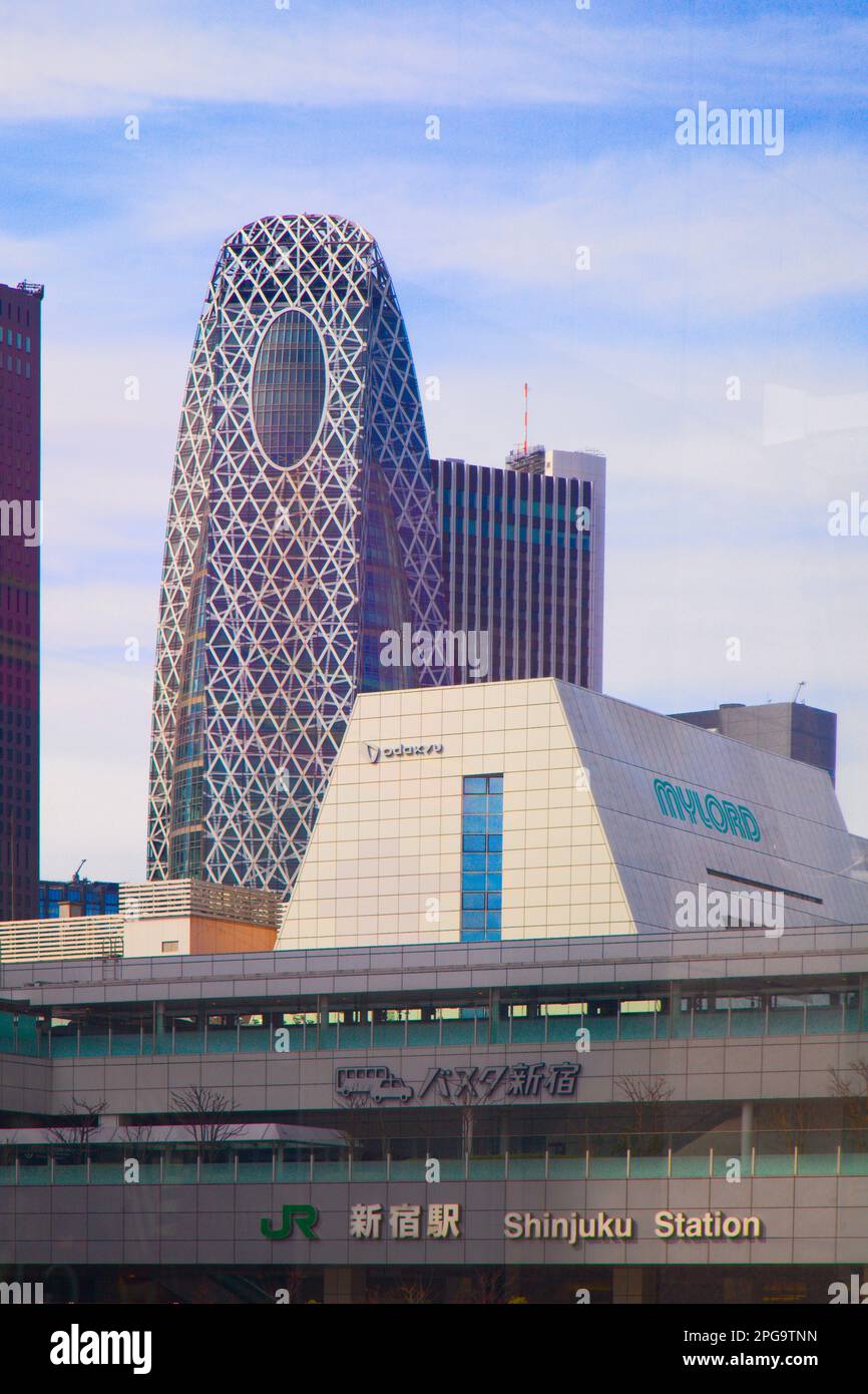 Japan, Tokio, Shinjuku, JR-Bahnhof Shinjuku, Modus Gakuen Cocoon Tower Stockfoto