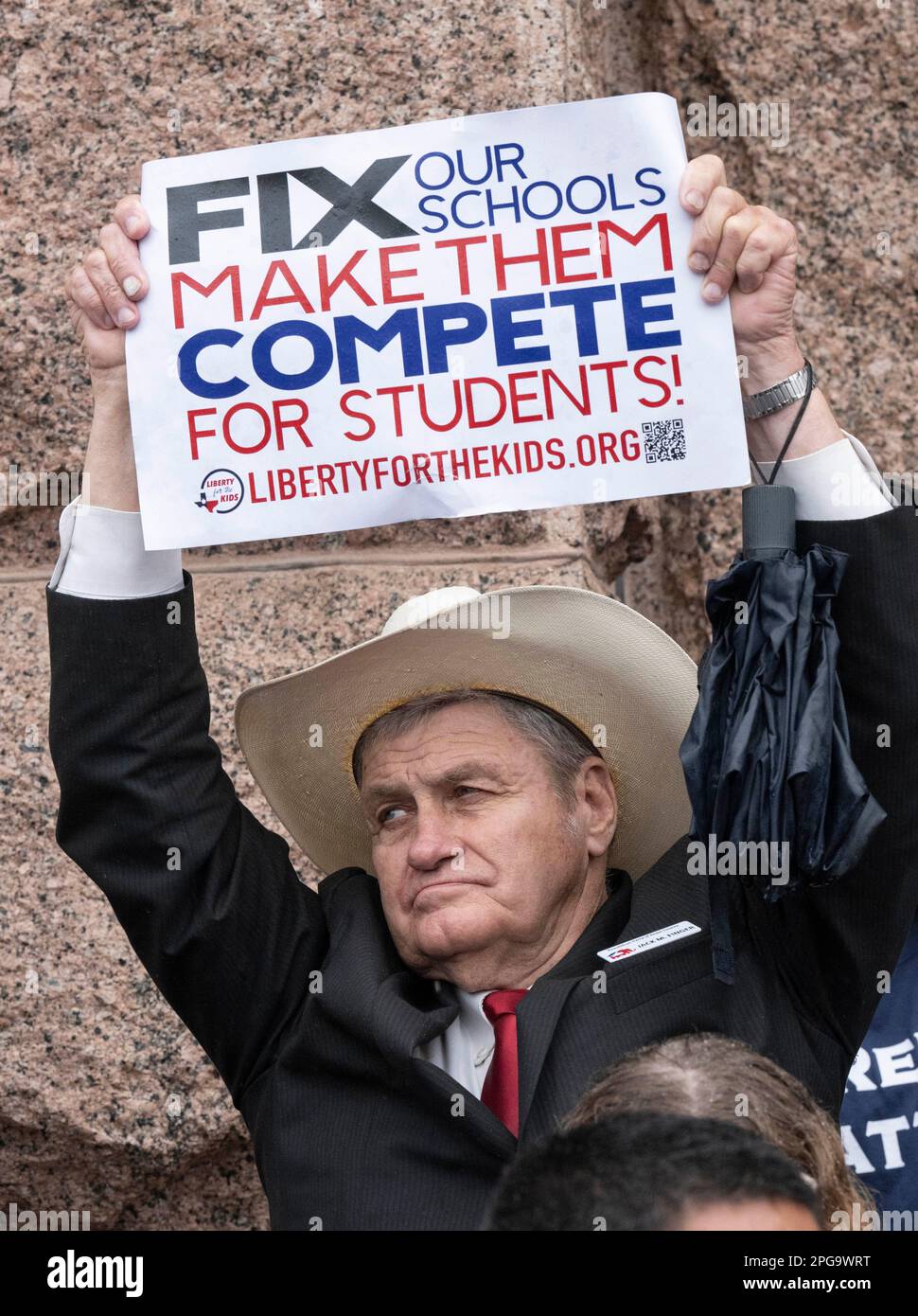 Austin, Texas, USA. 20. März 2023. Der republikanische JACK FINGER aus San Antonio hält ein Schild mit der Aufschrift "Unsere Schulen reparieren. Lassen Sie Sie Um Schüler Kämpfen!“ Als texanische Regierung. Abbott (nicht abgebildet) berichtet von einer Kundgebung für „coole Choice“ für eine Menschenmenge von etwa 150 Personen auf den nördlichen Stufen des Texas Capitol. Republikanische Gesetzgeber haben wiederholt versucht, Maßnahmen zu verabschieden, die öffentliche Bildungsgelder zur Finanzierung von Gutscheinen verwenden würden, die Eltern nutzen würden, um öffentliche Schulen in Texas für private Bildung zu umgehen. (Kreditbild: © Bob Daemmrich/ZUMA Press Wire) NUR REDAKTIONELLE VERWENDUNG! Nicht für den kommerziellen GEBRAUCH! Stockfoto