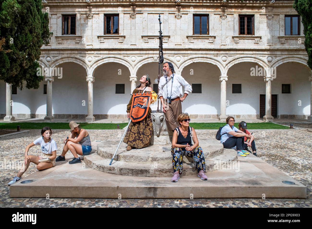 Gebäudefassade der Universität Alcala de Henares, Provinz Madrid, Spanien. Patio Mayor der Antigua Universidad aus dem 17. Jahrhundert oder Colegio de San Ildefonso. Stockfoto