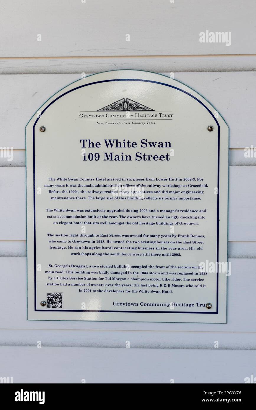 Das White Swan Country Hotel. Historisches Gebäude in der Main Street, Greytown, Neuseeland, transportiert von Gracefield. Greytown Community Heritage Trust Stockfoto