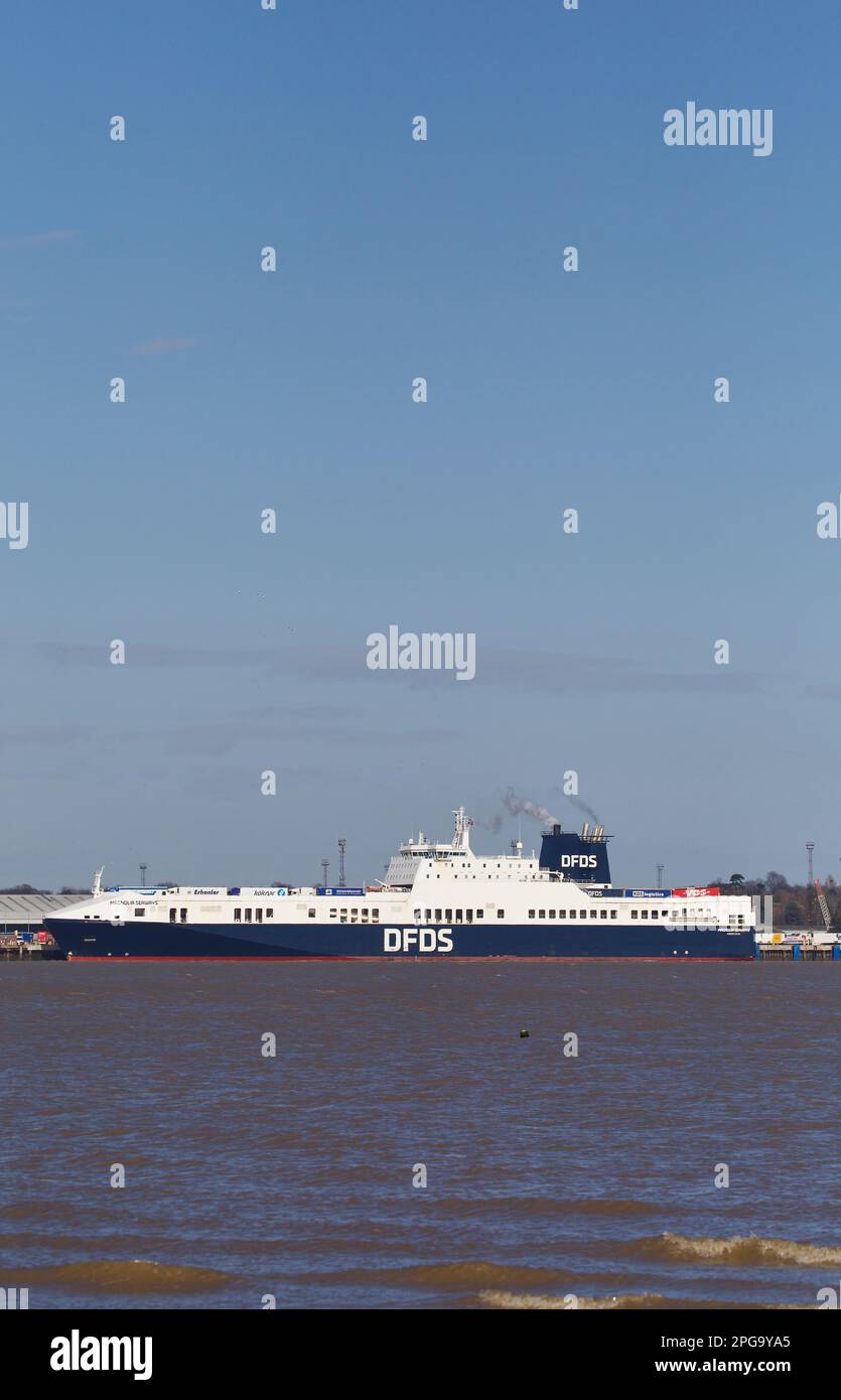 RO-RO (Roll on - Roll off)-Frachtschiff Magnolia Seaways beim Einlaufen in den Hafen von Felixstowe, Suffolk, Großbritannien Stockfoto