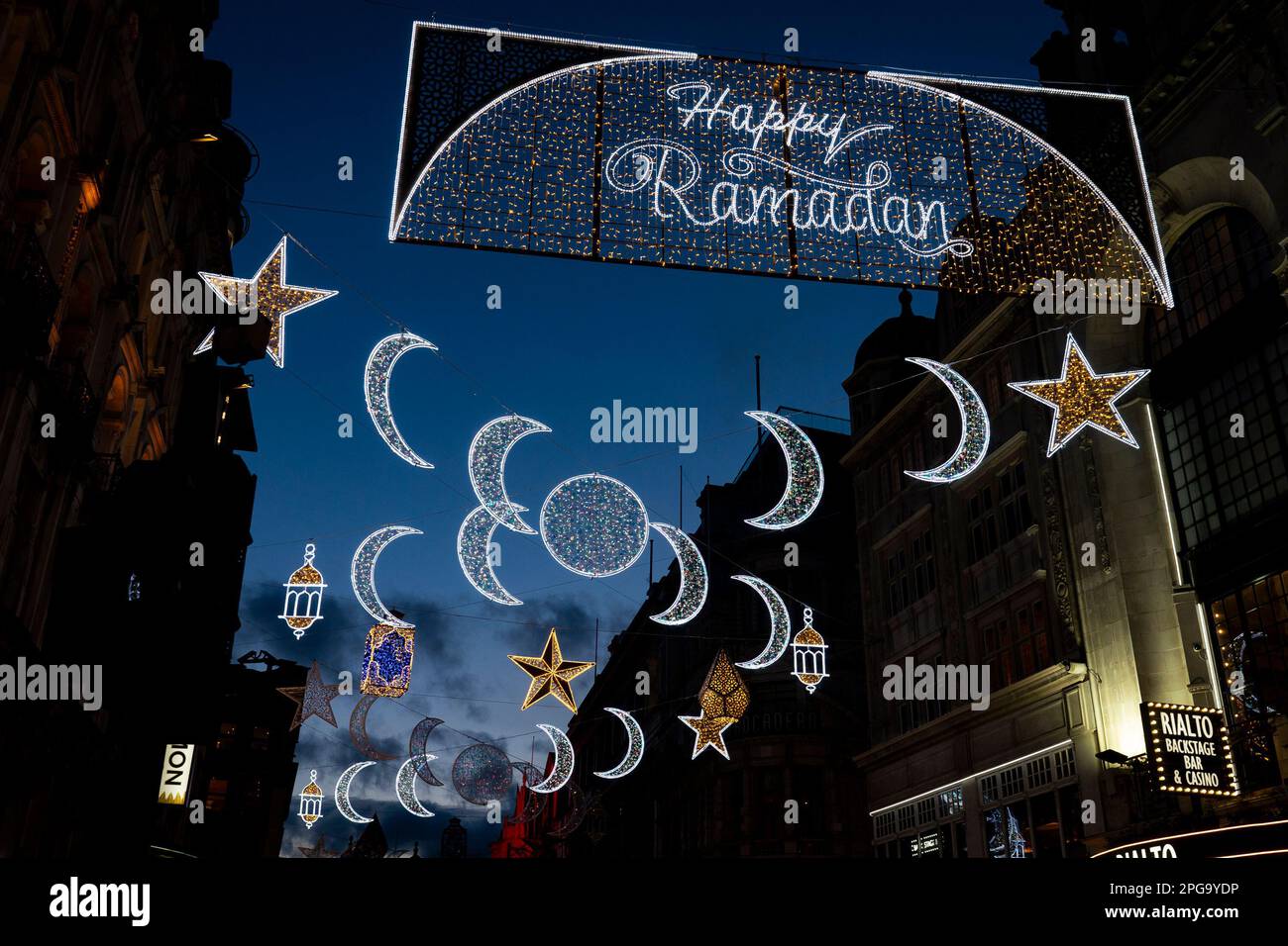 Londons erste Ramadan-Lichter zur Feier des Ramadan, an den Piccadilly Lights im Zentrum von London. Foto: Dienstag, 21. März 2023. Stockfoto