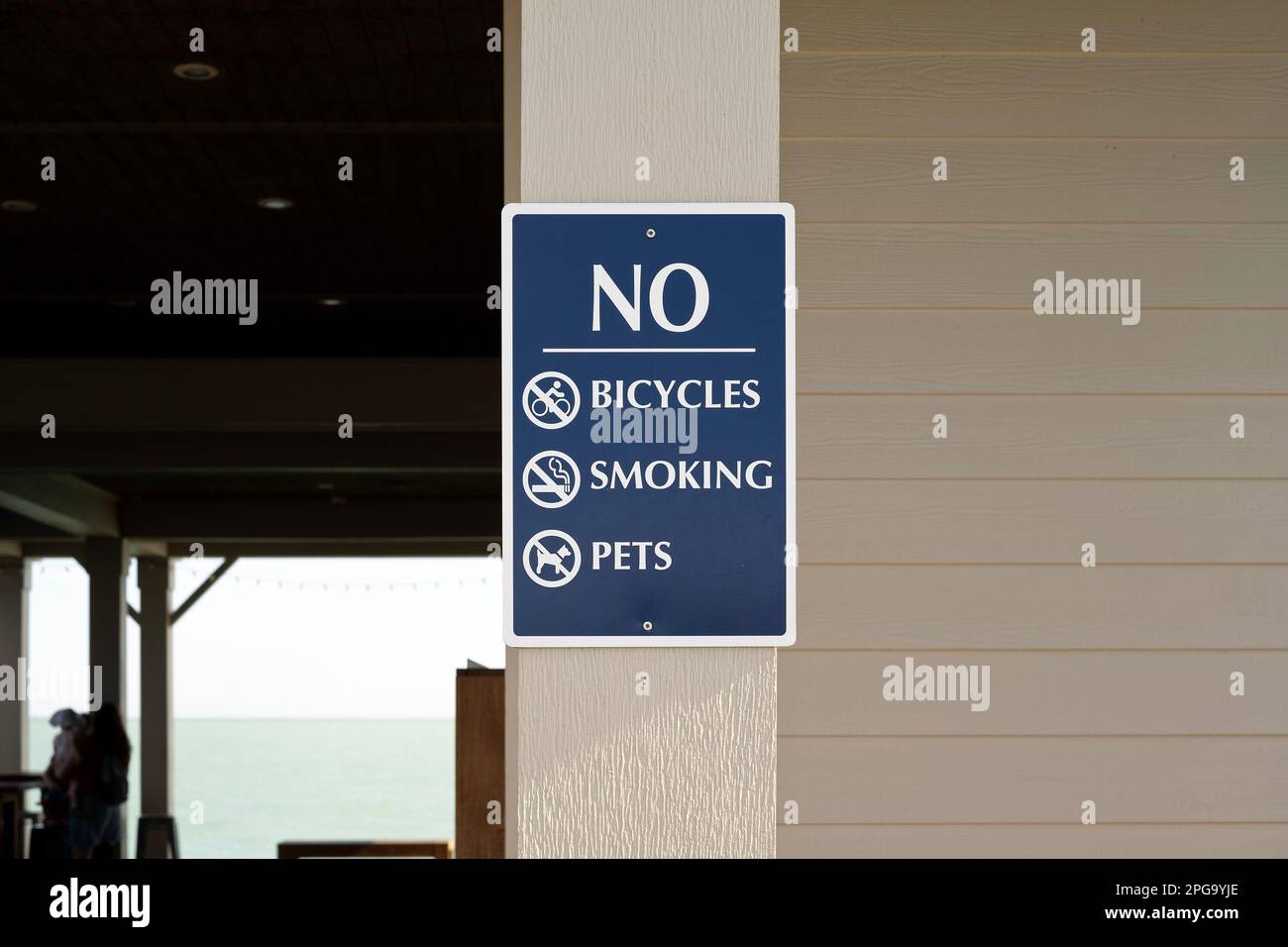 Ein Schild macht deutlich, dass Fahrräder, Haustiere oder Rauchen nicht erlaubt sind. Stockfoto
