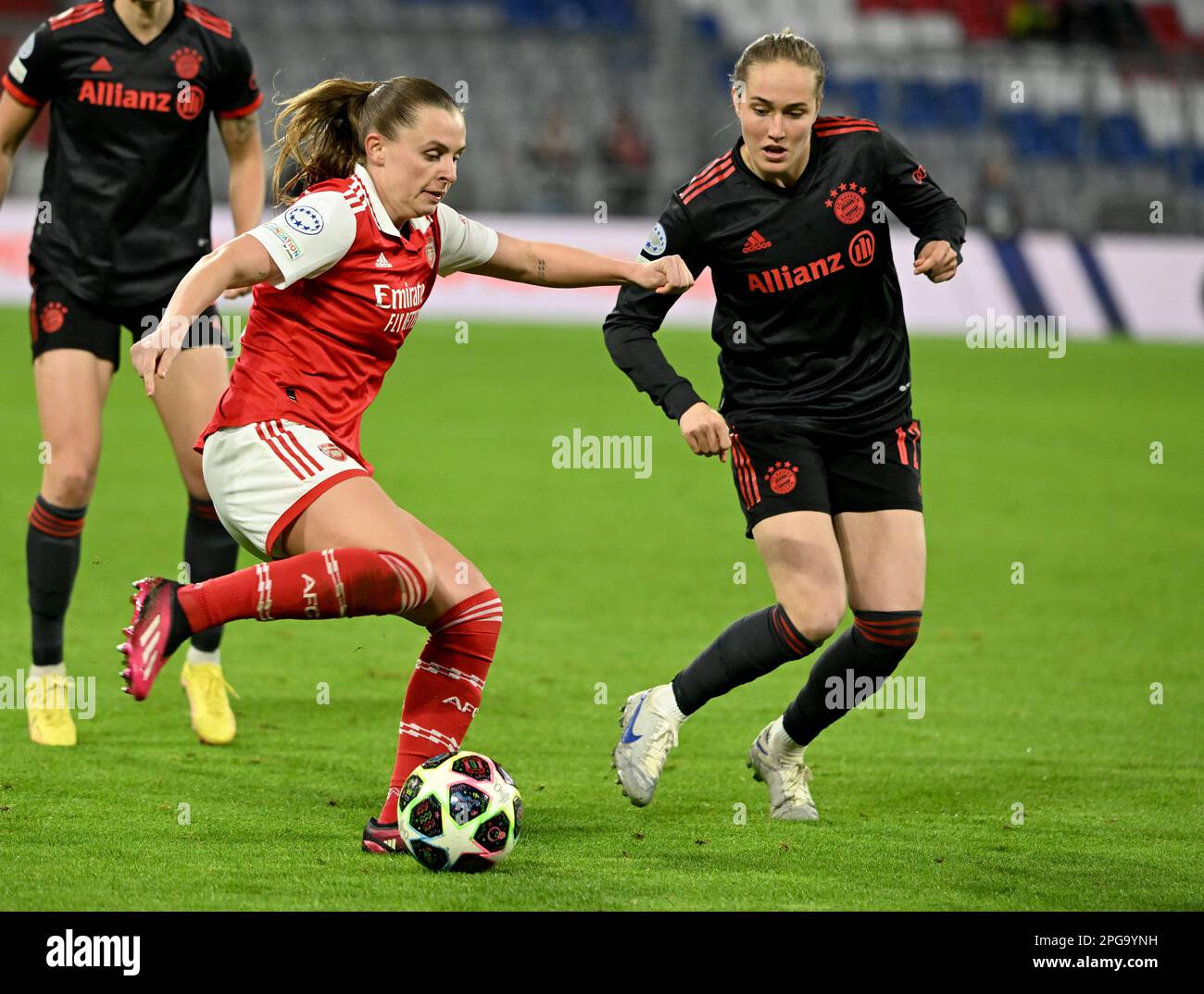 München, Deutschland. 21. März 2023. Fußball, Frauen: Champions League, Bayern München - WFC Arsenal, K.O.-Runde, Viertelfinale, erste Etappe, Allianz Arena. Sydney Lohmann (r) von Bayern und Leah Williamson von Arsenal kämpfen um den Ball. Kredit: Peter Kneffel/dpa/Alamy Live News Stockfoto