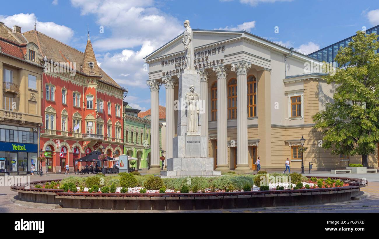 Subotica, Serbien - 01. August 2022: Marmorsteindenkmal Zar Jovan Nenad vor dem Nationaltheatergebäude am Liberty Square. Stockfoto