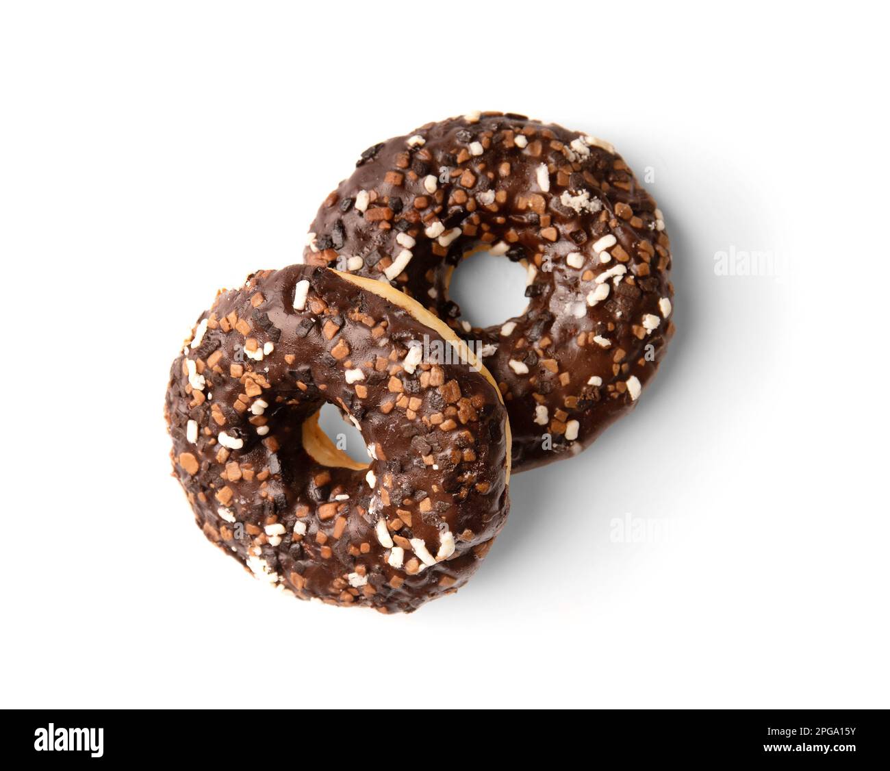Zwei Donuts in Schokoladenglasur mit weißen, Milch- und dunklen Schokoladenstücken, isoliert auf weißem Hintergrund von oben. Kalorienreiches Junkfood. Stockfoto