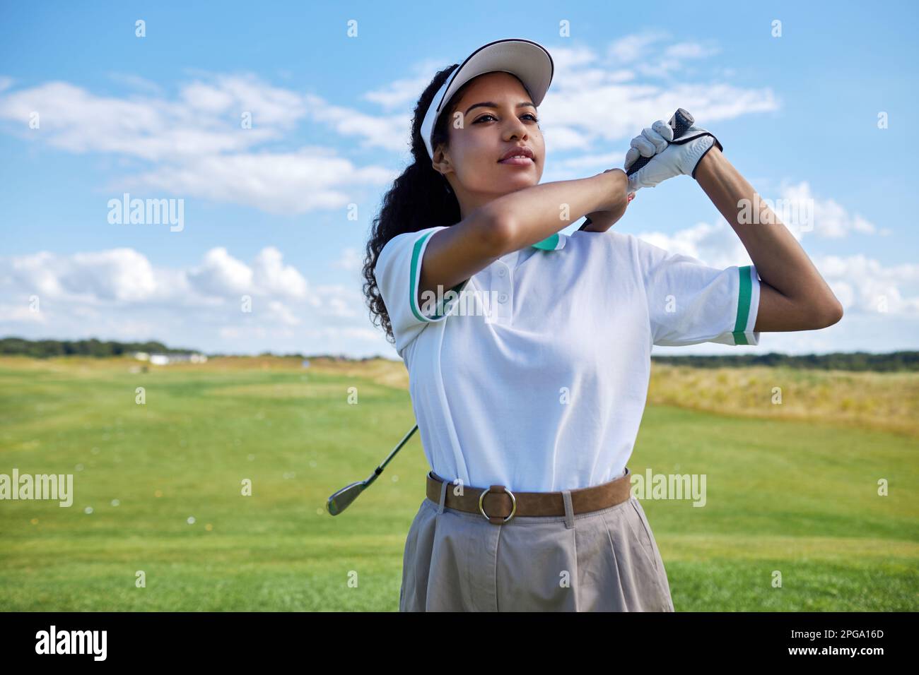 Porträt einer sportlichen schwarzen Frau, die im Freien Golf spielt, Kopierraum Stockfoto