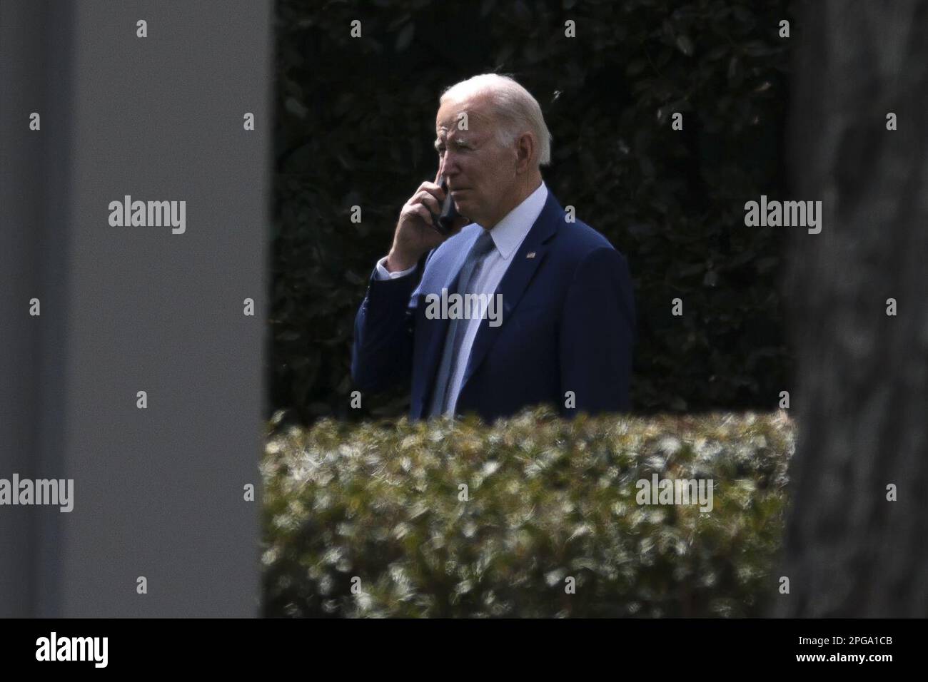 Washington, Usa. 21. März 2023. USA Präsident Joe Biden spricht am Telefon, wenn er am 21. März 2023 auf dem Gipfel des Weißen Hauses zur Erhaltung in Aktion im Innenministerium in Washington eintrifft. Foto: Oliver Contreras/UPI Credit: UPI/Alamy Live News Stockfoto