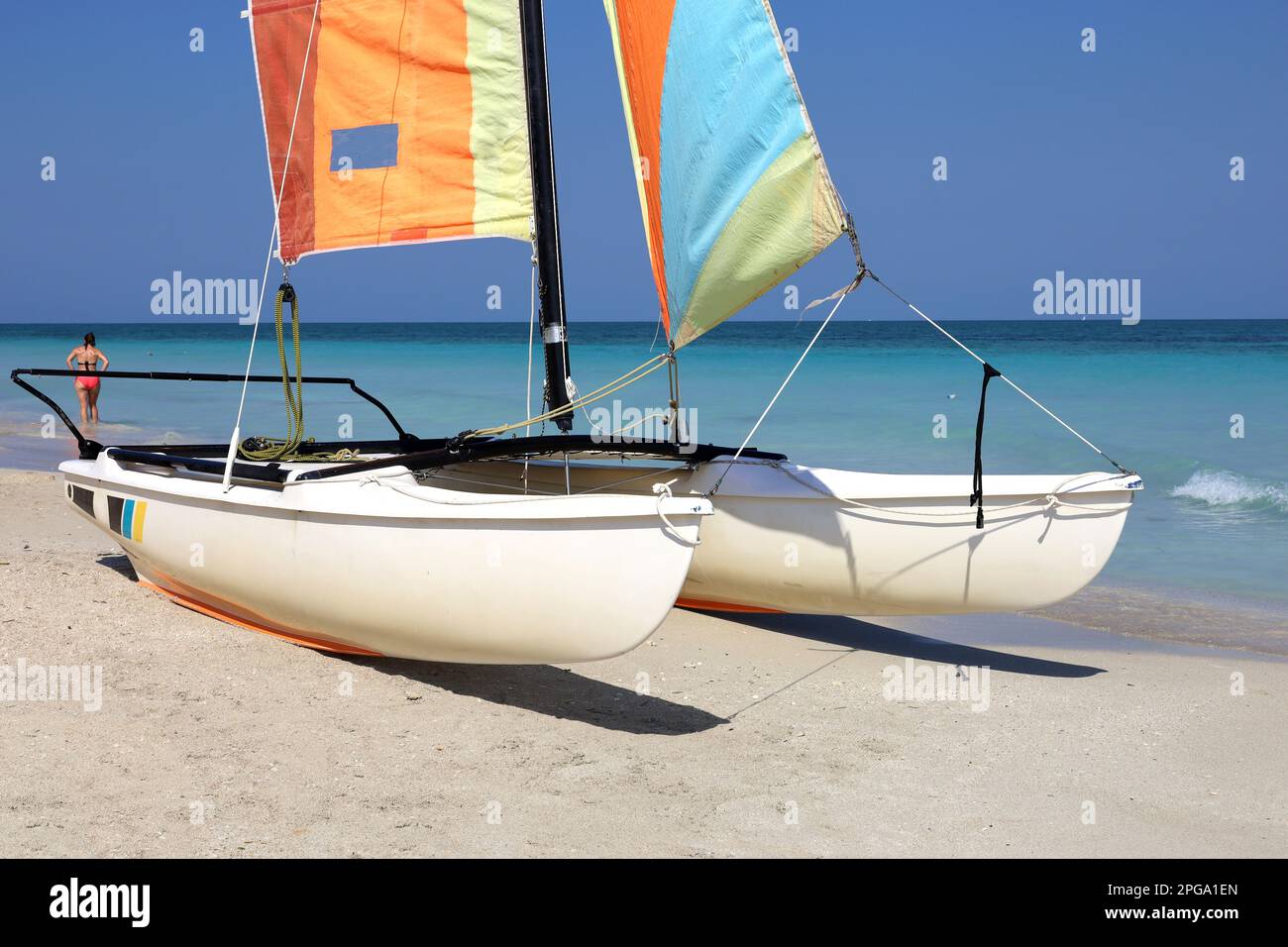 Segelkatamaran auf einem Sand auf blauem Ozean-Hintergrund. Wassersport am Atlantikstrand Stockfoto