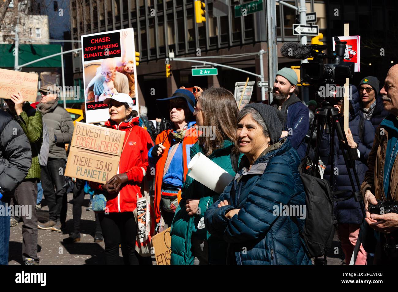 New York, New York, USA. 21. März 2023. Dritter Akt, die soziale Aktivistenbewegung älterer Menschen, sponserte eine Kundgebung gegen Bankinvestitionen in fossile Brennstoffe, die am Dag Hammerskjöld Plaza begann und in die 47. Straße zum Hauptsitz von J. P. Morgan Chase zog. Kredit: Ed Lefkowicz/Alamy Live News Stockfoto