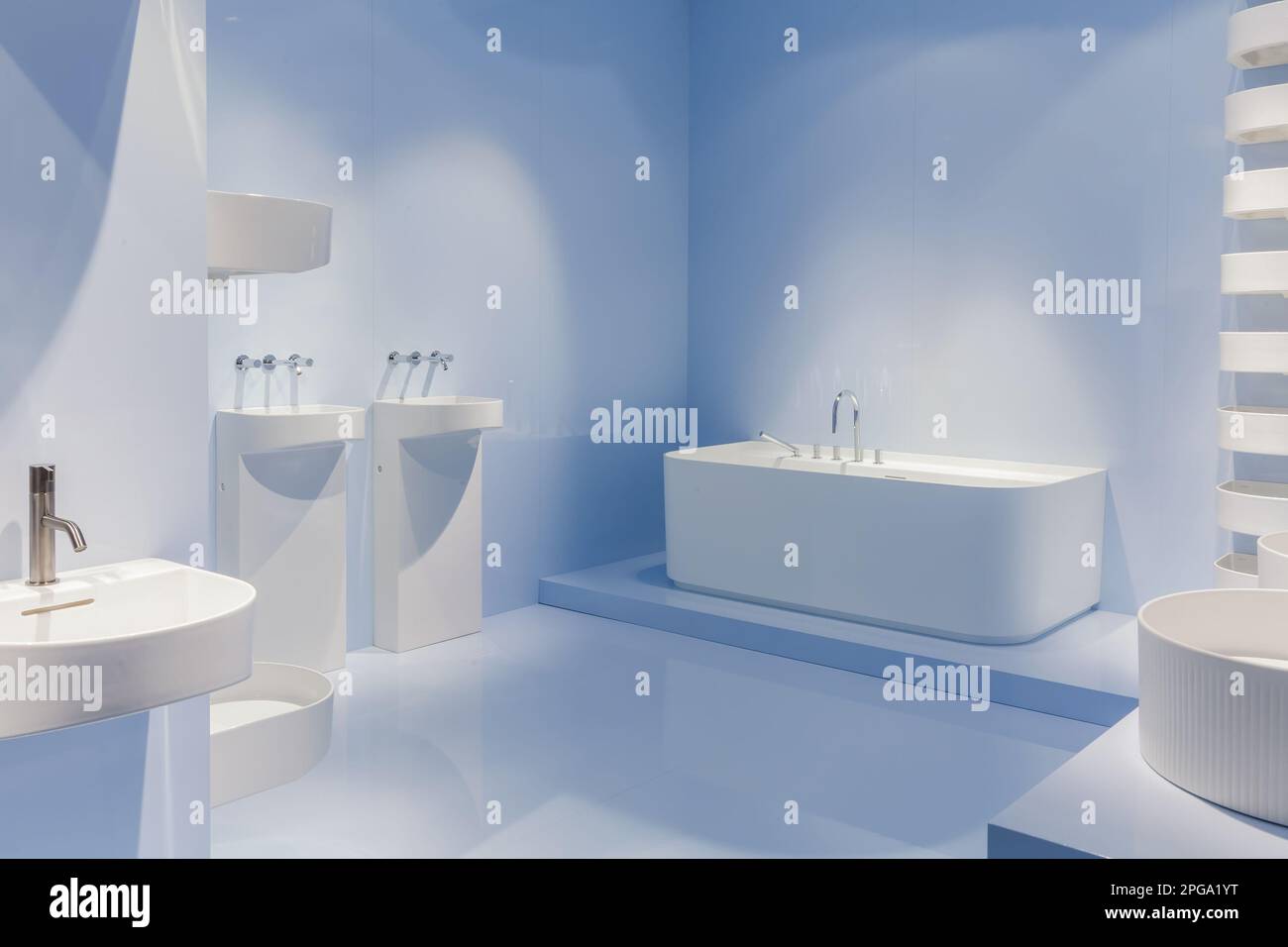 MAILAND, ITALIEN - 22. APRIL 2018: 57. Ausstellung der Salone Internationale del Mobile während der Mailänder Design Week. Messestand der Firma Fiera Rho Laufen Stockfoto