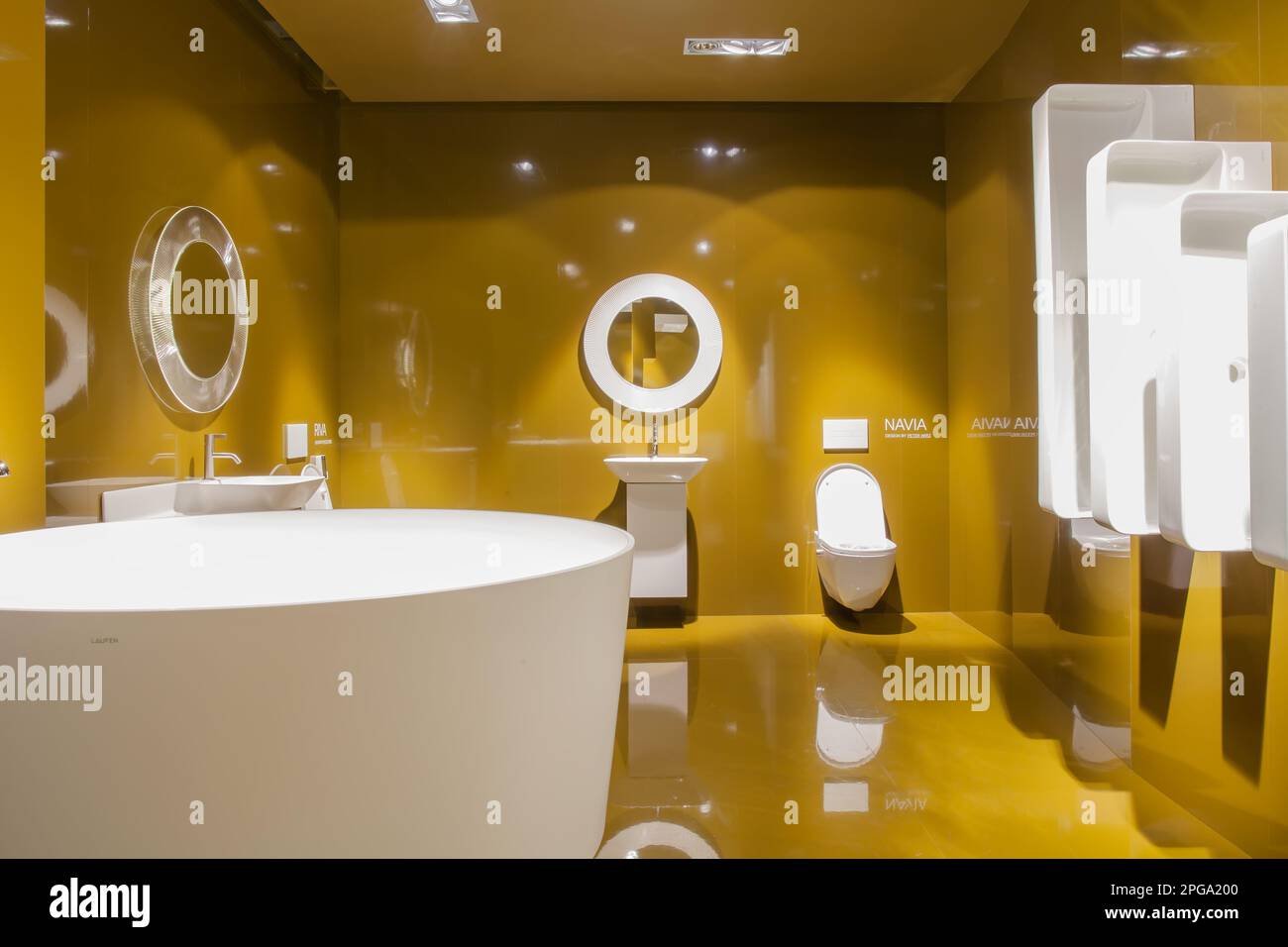 MAILAND, ITALIEN - 22. APRIL 2018: 57. Ausstellung der Salone Internationale del Mobile während der Mailänder Design Week. Messestand der Firma Fiera Rho Laufen Stockfoto